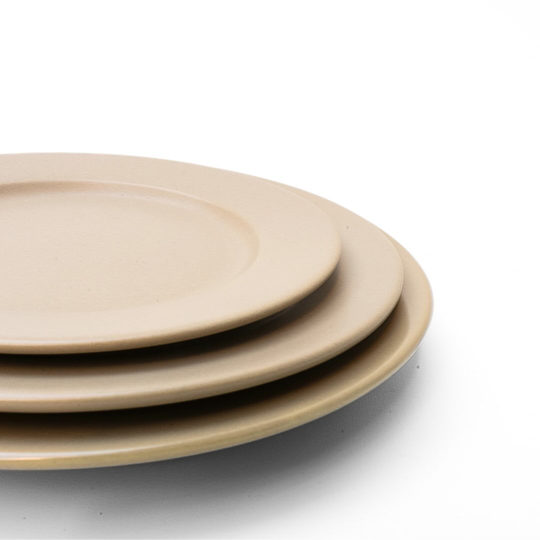 Discover our De Terra rim plates where modern simplicity meets timeless charm. The semi-matte glaze is sleek, easy to match and will effortlessly compliment your tabletop. Add a touch of contemporary style to every meal. Choose from six earthy tones and a variety of styles.
#porcelain #tableware #ceramics #matteglaze #deterra #plates #dining #dinnerware #earthytones #neutral #tabletop #plating #rimplates #donbellini #restaurants #kitchen #interior #modernceramics #handmade #ceramicplate