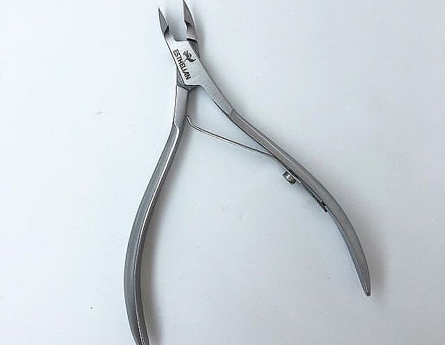 Esthelian Manikür et pensi. 5 mm ağız açıklığı , 10 cm uzunluk. Ergonomik tasarım. Paslanmaz çelik. Kapıda ödeme ile tüm Türkiye’ye gönderim mevcuttur. Detaylı bilgi be sipariş için whatsapp 05434328343 #proteztırnak #manikür #pedikür #etpensi #esthelian #oje #ojesizgezmeyenlerkulübü #istanbul #ayakbakımı #elbakımı #güzellik #estetisyen #kuaför #manikürmalzemeleri #keşfetteyiz