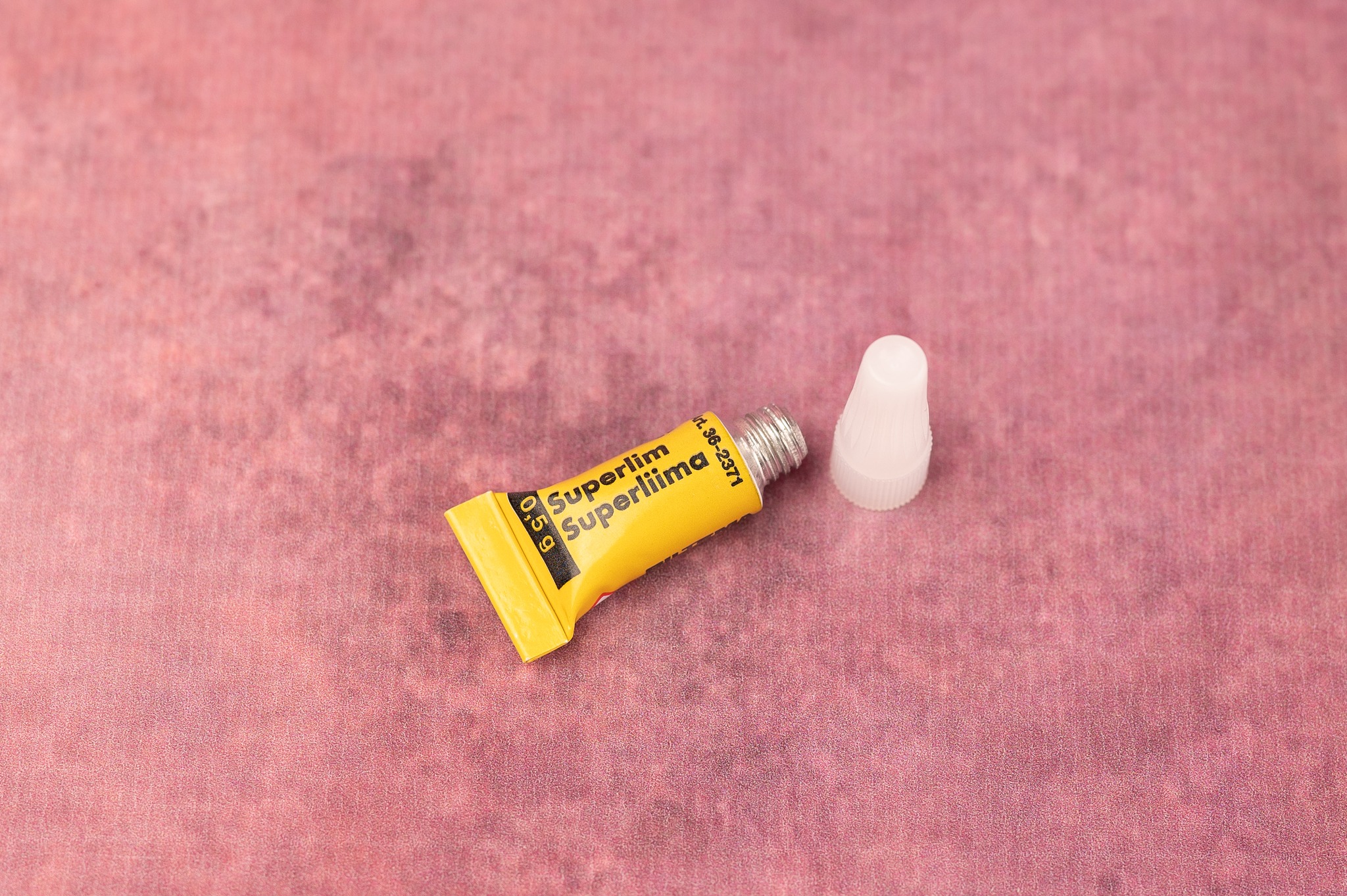 Visste du at en av de vanligste bruksområdene for superlim er hjemmebruk, men det kan fort oppstå også på reise, spesielt for å reparere gjenstander som har gått i stykker. Enten det er en ødelagt koffert eller en sprukket leke, kan superlim raskt og effektivt tette hull og lime sammen deler. Den sterke bindingen gjør at reparasjonene ofte holder godt, selv under belastning. Besøk meg på ninasageie.com