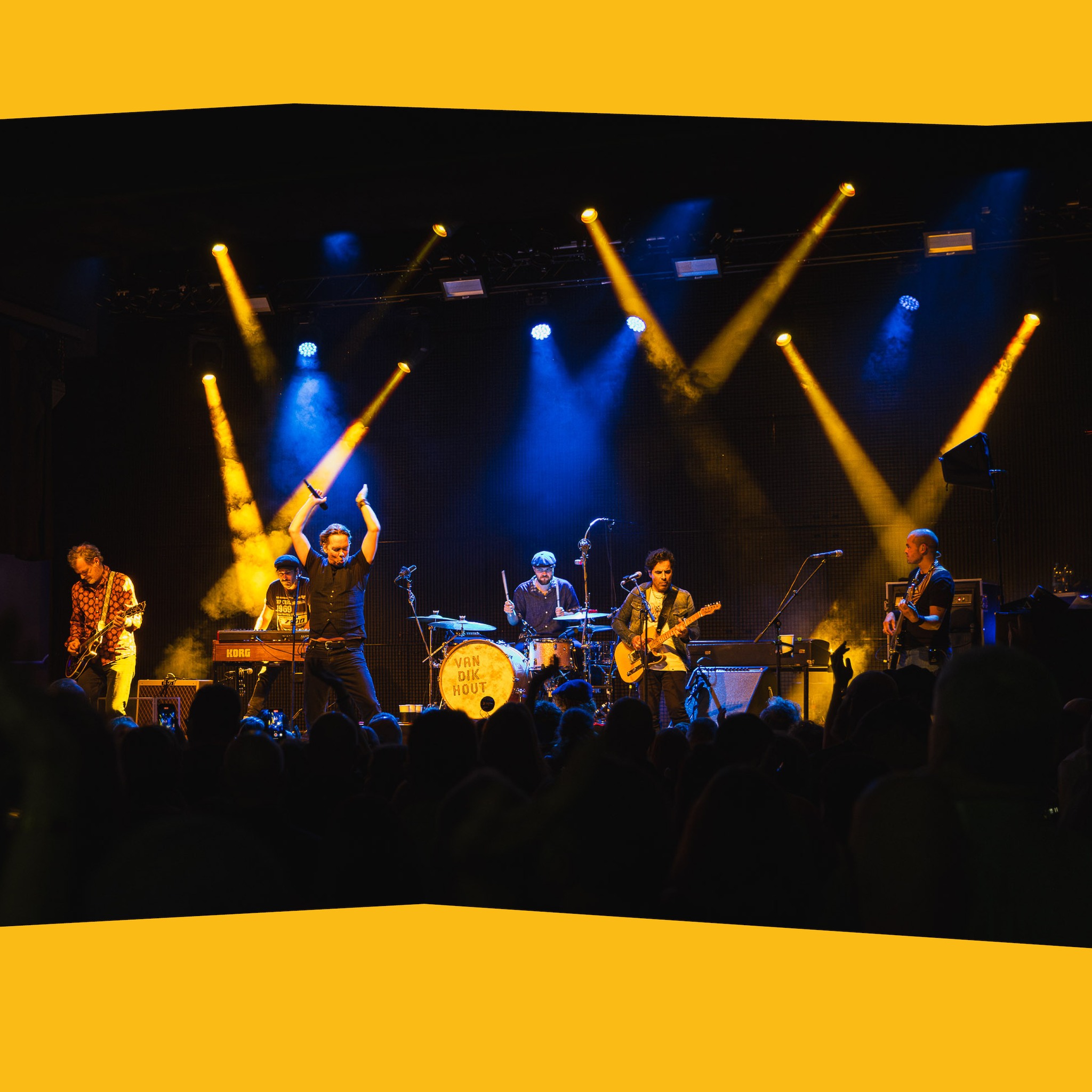 Wat hoop ik te betekenen voor anderen?
Elke artiest verdient het om gezien te worden op het podium, spelend voor uitverkochte zalen. Een foto moet je kunnen voelen. Muziek prikkelt de hersenen, brengt ontspanning en raakt mensen diep. Prachtige concertfoto's geven optredens een langere levensduur en verlengen het genot.
Elke foto die je ziet moet je terugbrengen naar dat speciale moment, die bijzondere herinnering — of je nu zelf aanwezig was of niet. Zo leven concerten eeuwig door. Want hoewel de tijd voorbijvliegt als je plezier hebt en muziek niet eeuwig kan doorspelen, kunnen foto's die magie vasthouden. Het is mijn missie om die podiummomenten tot in je woonkamer te brengen.
Capturing your musical tales, from stage to screen