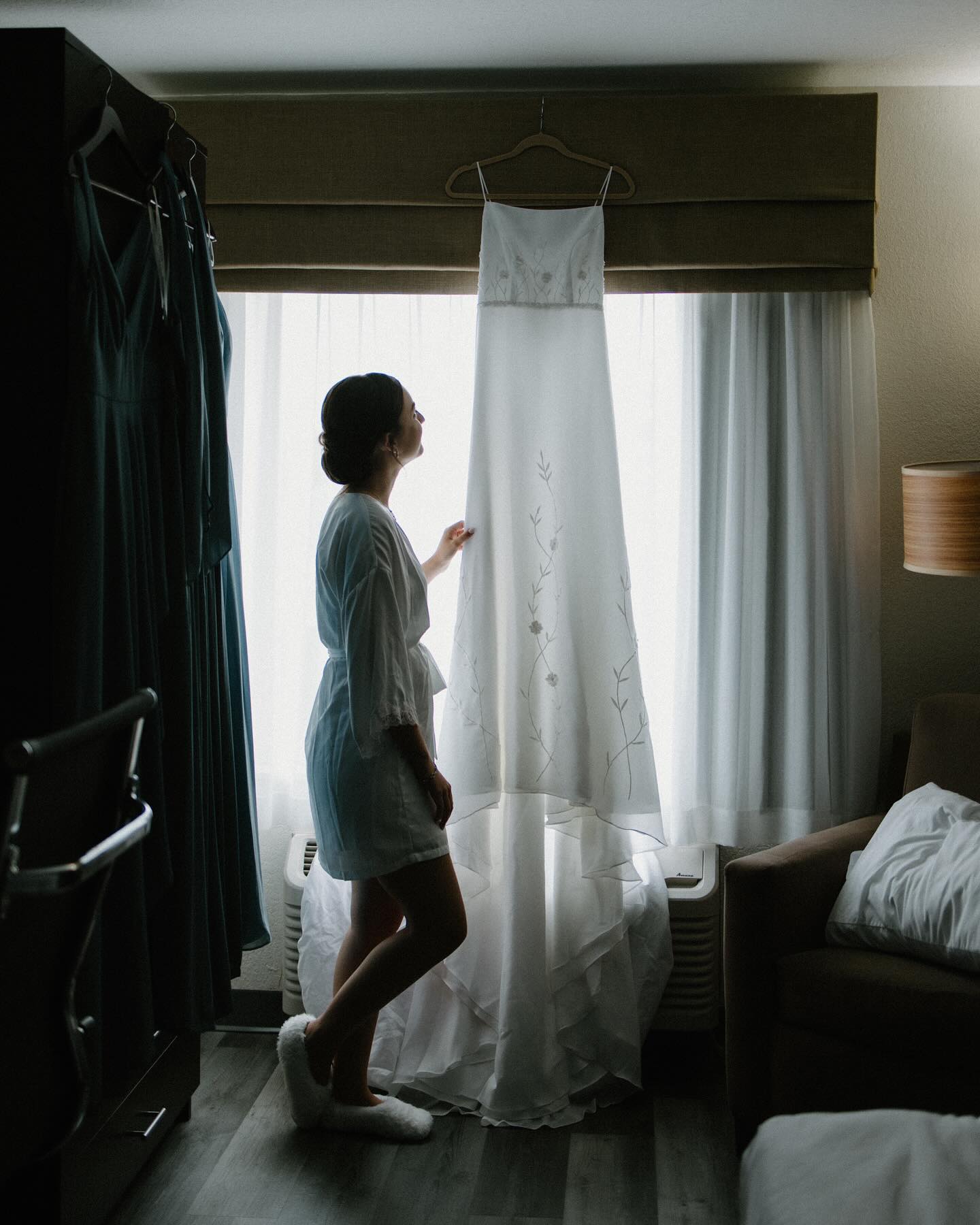 Arguably better than the wedding itself (jk but not rlly) — the anticipation of getting ready the morning of.
There’s something about the swirling emotions of the bride & her closest people that hits me in my core. The unhinged girl’s time playlist, those last moments of singleness that simultaneously feel like forever and the blink of an eye, the last prayers, blessings, laughs and cries together as the family that has always been but will now always be different… it just HITS.
Here are some of those sweet intimate moments for Amy this past fall in Michigan.