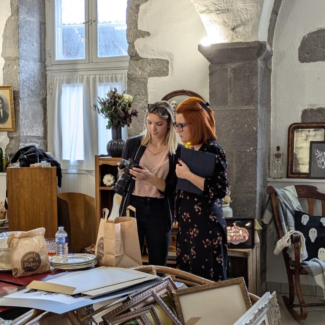 Dans les Coulisses de notre Shooting Photo d'Octobre ! 📸✨
Aujourd'hui, je vous emmène dans les coulisses de notre dernier shooting photo pour le numéro d'octobre, et je ne pouvais pas le faire sans ma talentueuse photographe, @mlleimage ! 🎉
Les photos de ce terrifiant numéro ont été réalisées dans la jolie boutique de Sarah @babioles_etc où j'ai pu créer des espaces déco comme à la maison.
N’hésitez pas à nous dire en commentaire ce que vous aimeriez voir dans le prochain numéro. On adore vos retours !
#cavatadeco #Décoration #halloweendeco #halloween2024 #Créativité #backstage