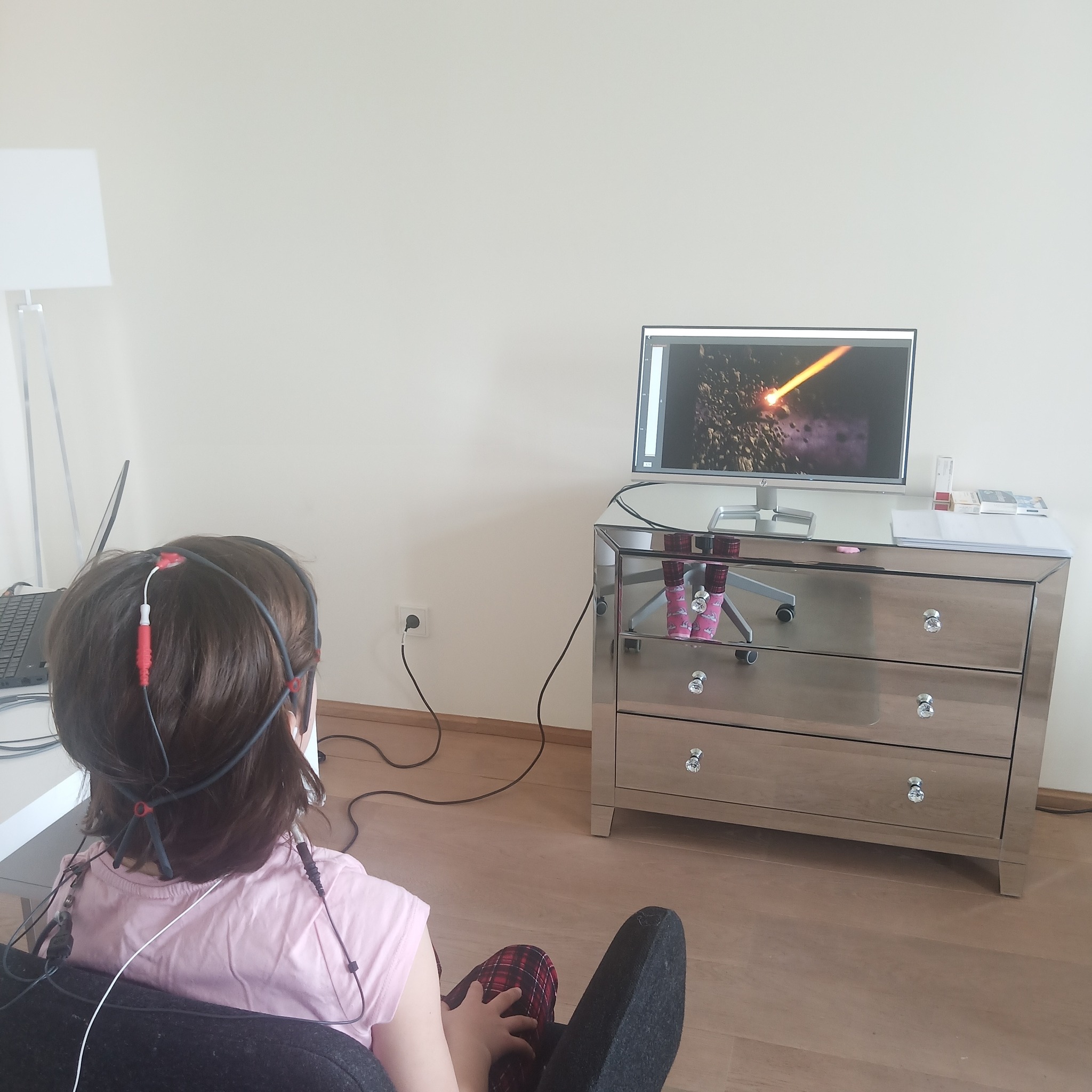 Die HILFSTÖNE finanzierten Johanna eine dringend benötigte „NEUROFEEDBACK“ Therapie. Für die alleinerziehende Mutter wäre das finanziell alleine so nicht möglich gewesen. Johanna kann sich jetzt viel besser konzentrieren und gibt nicht auf, wenn ihr etwas nicht gleich gelingt. Auch in der Schule zeigt die Therapie große Wirkung. Wir freuen uns sehr, dass wir Johanna und ihrer Mutter rasch und nachhaltig helfen konnten und beide nun neue Wege in eine bessere Zukunft beschreiten können 👍 @hilfstoene @clemensunterreiner @marelize.gerber #hilfstoene #ClemensUnterreiner #österreich #hilfe #neurofeedbacktraining #benefiz #charity #musikfürmenscheninnot #charitygentleman #news 📸©️HILFSTÖNE