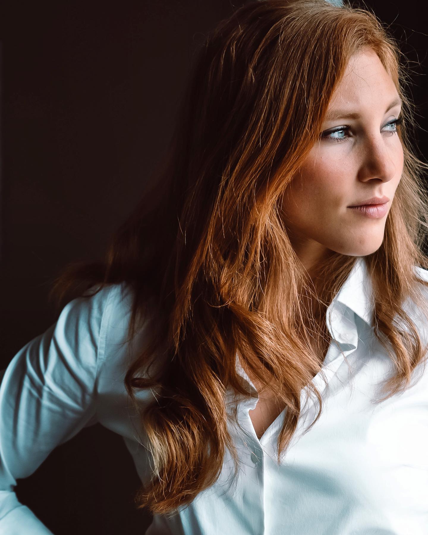 „Boah wenn ich ihm das noch ein einziges mal sagen muss, dreh ich durch! Ist es denn zu viel verlangt, einmal selber mitzudenken?!“
Szenen wie diese kommen wohl in jeder Beziehung vor. Und je gestresster wir sind oder je länger man schon „aushält“, desto dünner wird das Eis, der Geduldsfaden reisst. Es eskaliert und am Ende des Streits weiss man dann oft doch nicht mehr so genau, worum es eigentlich ging.
Ging es denn wirklich um die Sache? Oder steckt was ganz anderes dahinter?
Diskussionen und Streits gehören zu jeder Beziehung dazu. Wir dürfen jedoch dann aufmerksam werden, wenn Kleinigkeiten „ständig“ zu Dramen führen, man sich wie auf rohen Eiern verhält, sich jemand eingeängt fühlt oder sich Themen wiederholen.
Wie wäre, es wenn wir auch Kritikpunkte respektvoll anbringen könnten und uns auf Augenhöhe begegnen, auch bei Diskussionen?
Was könnte sich verändern, wenn wir wirklich hinhören; auch unterschiedliche Blickwinkel und Wahrnehmungen zulassen?
Das wird möglich, wenn Knoten gelöst und Muster durchbrochen werden - wenn wir bereit sind, vom Kämpfen ins Miteinander zu wechseln.
#couplegoals #beziehung #miteinanderstattgegeneinander #mindsetchange #myriamschwizercoaching