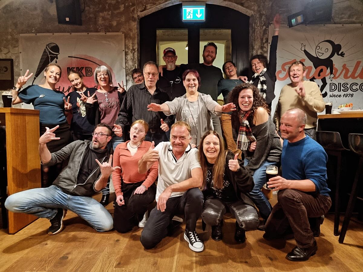 Üüüüüüsi chöpf hei grouchnet! 🤯😄
A üsem startevent hei mir im chrüz z buchsi zersch gäge nang dörfe es Quiz mache wos am Schluss e glücklichi gwünnergruppe hed gäh.
Aschliessend hei mir es megafeins apero dörfe gniesse und dr obe loh usklinge loh.
E glungnige obe. Schön ischs gsi 🤩🎉👍🏽🍀
#startevent #kreuzherzogenbuchsee #theater #laientheaterlindenblatt #aarwangen #quiz #game #apero #ässe #trinke #fun #zämesii