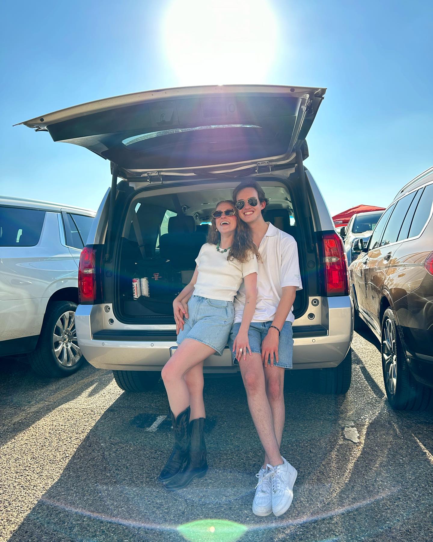 Quick trip home to throw on my boots and hug my dearest 🤠