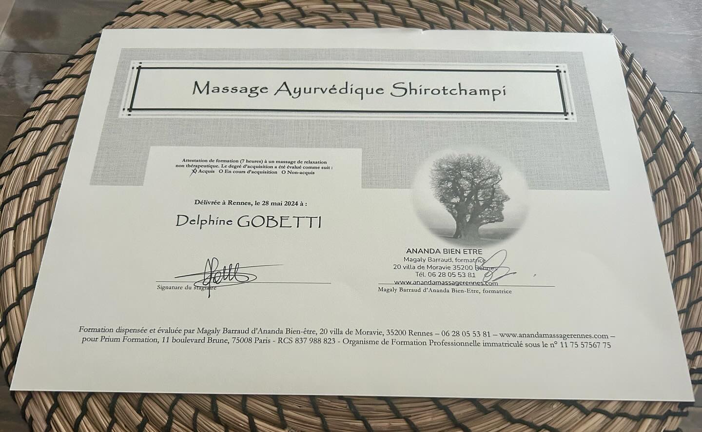 Le Shirotchampi à venir découvrir prochainement au studio si vous souhaitez prendre un moment de bien-être et de détente
En sanskrit, Shiro signifie « tête » et Tchampi « massage ». Le mot « Shirotchampi » est à l’origine du mot « Shampoing » !
Le massage crânien est très important dans l’Ayurvéda: riche en terminaisons nerveuses (comme les pieds et les extrémités en général), on retrouve au niveau de la tête une correspondance avec tout le reste du corps.
Lors d’une séance de Shirotchampi, on masse et stimule des points et des zones particulières (les marmas, que nous détaillerons lors de cette formation), des épaules, du cou, du crâne et du visage, ce qui amène la personne massée à une profonde détente physique, mais surtout à un apaisement rapide du mental.
Ce massage de 30 minutes est donc préconisé pour apaiser les agitations mentales et nerveuses: stress, suractivité mentale, fatigue nerveuse et insomnie...
Merci Magaly pour cette belle formation une fois de plus passionnante et enrichissante ravie de t’avoir revue Eva @drainage.renata.cherbourg 🤗#shirotchampi #massage #prana