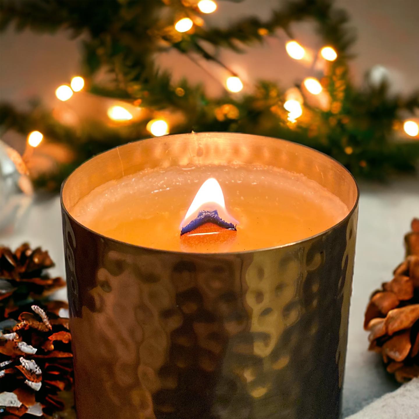 "Jede Frau ist eine Göttin" - Dieser inspirierende Gedanke trieb mich dazu an, diese wundervolle Kerze zu kreieren. Göttin verkörpert die Essenz der Weiblichkeit mit einem Duft, der Liebe, Zärtlichkeit und Empathie ausstrahlt. Es ist eine Huldigung an die innere Stärke jeder Frau, erinnert an ihre Einzigartigkeit und Schönheit. Göttin - eine Kerze, die die Botschaft der Selbstliebe trägt, natürlich in Gold, der Farbe der Göttinnen. ✨🕯️
Mit blumigen Noten und einem Hauch von Liebe ist Göttin eine Ode an die Selbstliebe. Von Preiselbeeren und Orangen in der Kopfnote bis hin zu Zimt, Jasmin und einer Nuance von Vanille in der Basisnote – ein Duft, der die Sinne belebt und die Essenz der Weiblichkeit einfängt.
Erinnere dich mit Göttin an deine Einzigartigkeit und deine innere Schönheit. ✨🌺
#arnacandles #arnacandlesgöttin #arnarefill #weiblichkeit #selbsliebe #handgegossenekerzen #handgemachtekerzen #handgemachtambodensee #bodenseemanufaktur #Einzigartigkeit #duftessenzen