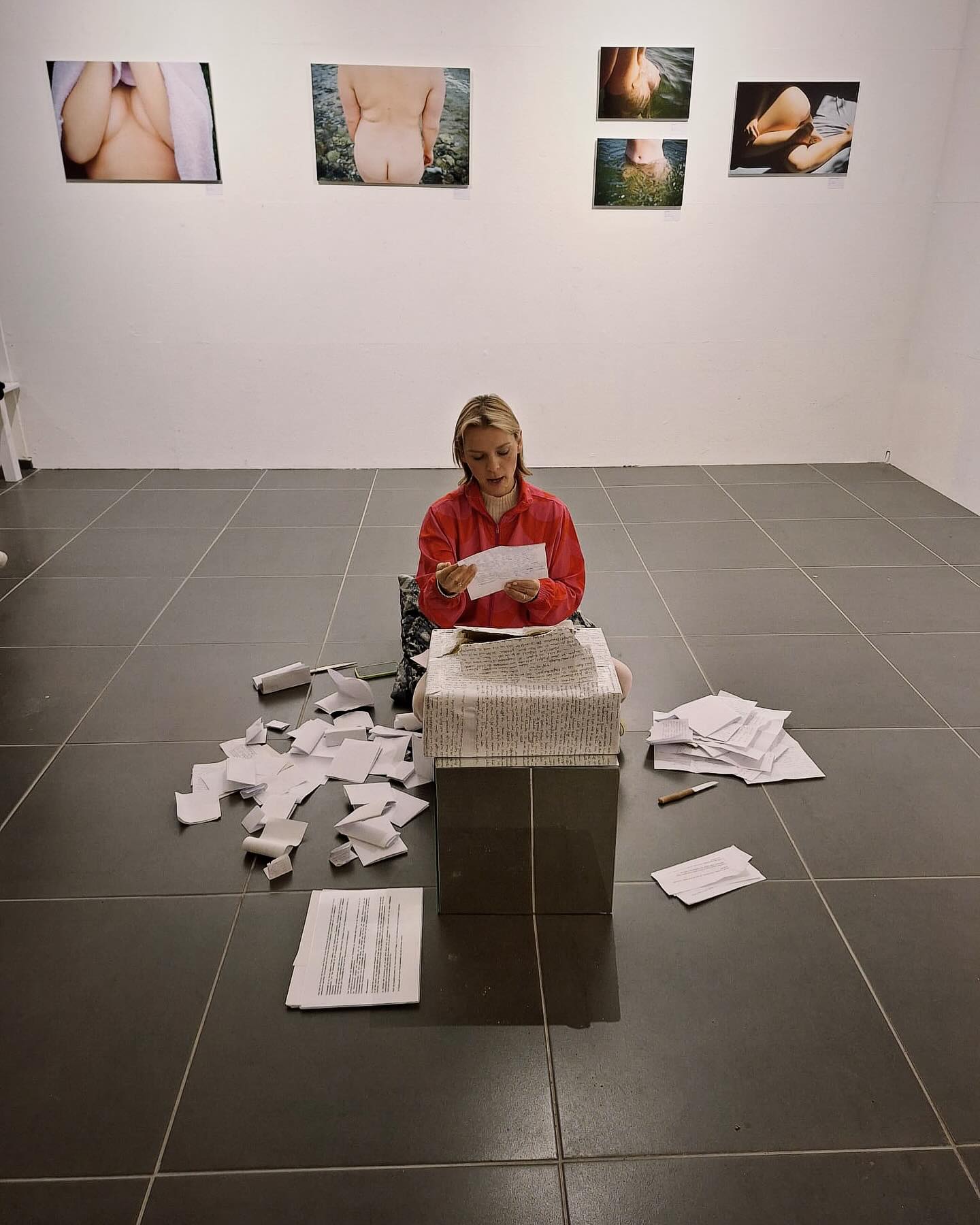 CÓRKOWOŚĆ ist ein partizipatives literary research Projekt, welches sich mit Tochterschaften, Herkünften, Muttermalen und Großmutterzungen auseinandersetzt. Der Titel ist eine Wortpaarung aus den polnischen Begriffen córka (Tochter) und ciekawość (Neugierde).
•
Am Freitag 12.04.24 fand Teil 2 - Die zufällige Lesung @hujimaja statt.
•
Am 14.04.24 wurde die Box geöffnet und es gab eine Lesung von zufällig ausgesuchten Antworten.
Die anonymen Texte handeln von Ringen, faltigen Händen, Erbsensuppe und Obstbaumwiesen.
Und mehr.
•
STAY TUNED:
Teil 3 - Die Auswertung & Verwertungslogik
Das Geschrieben wird weiterverwendet/ veröffentlicht. Teil 3 wird am 07. Juni in Köln stattfinden – tba.
••••••
•••••
••••
•••
••
•
Teil 1:
Im Zeitraum vom 02.03. – 13.04.24 haben Besucher*innen zufällig und anonym an Córkowość @kulturaggregat teilgenommen. Die Besucher*innen haben vor Ort** einen Fragenkatalog bekommen, aus dem sie beliebig auswählen können. Die Fragen wurden handschriftlich beantwortet und in eine verschlossene Box geworfen.
•
**Weshalb ein Schreibprojekt an einem öffentlichen, wenn auch künstlerischen Raum?
Das gemeinsame Schreiben und Nachdenken über die eigene Tochterschaft, Herkunft und Familiensprache an einem dafür bestimmten Ort – an einem kleinen Tisch mit zwei Stühlen, zu einer bestimmten Öffnungszeit inmitten anderer Besucher*innen sitzend – ergänzen das Projekt um einen performativen Charakter. Was passiert, wenn ich als schreibende Person ganz unerwartet an meine Ahninnen denke und an einem öffentlichen Raum plötzlich abtauche in meine private Schreibsphäre? Was schreibe ich, wenn ich mich vorher nicht vorbereiten konnte
auf die Fragen? Welche Worte und Sätze werden dadurch aktiviert? Welchen Unterschied macht es, dass ich anonym bleibe? Und wann schreiben Menschen noch von Hand?
•
#tochterschaft #literary #
#research #project #ᴄóʀᴋᴏᴡᴏść #córka #tochter #ciekawość #neugierde #herkunft #familiensprache #kindheitsessen #hände
•
pic: @adina.asbeck
•
Kunst an der Galeriewand #femalegaze @visions_of_frieda