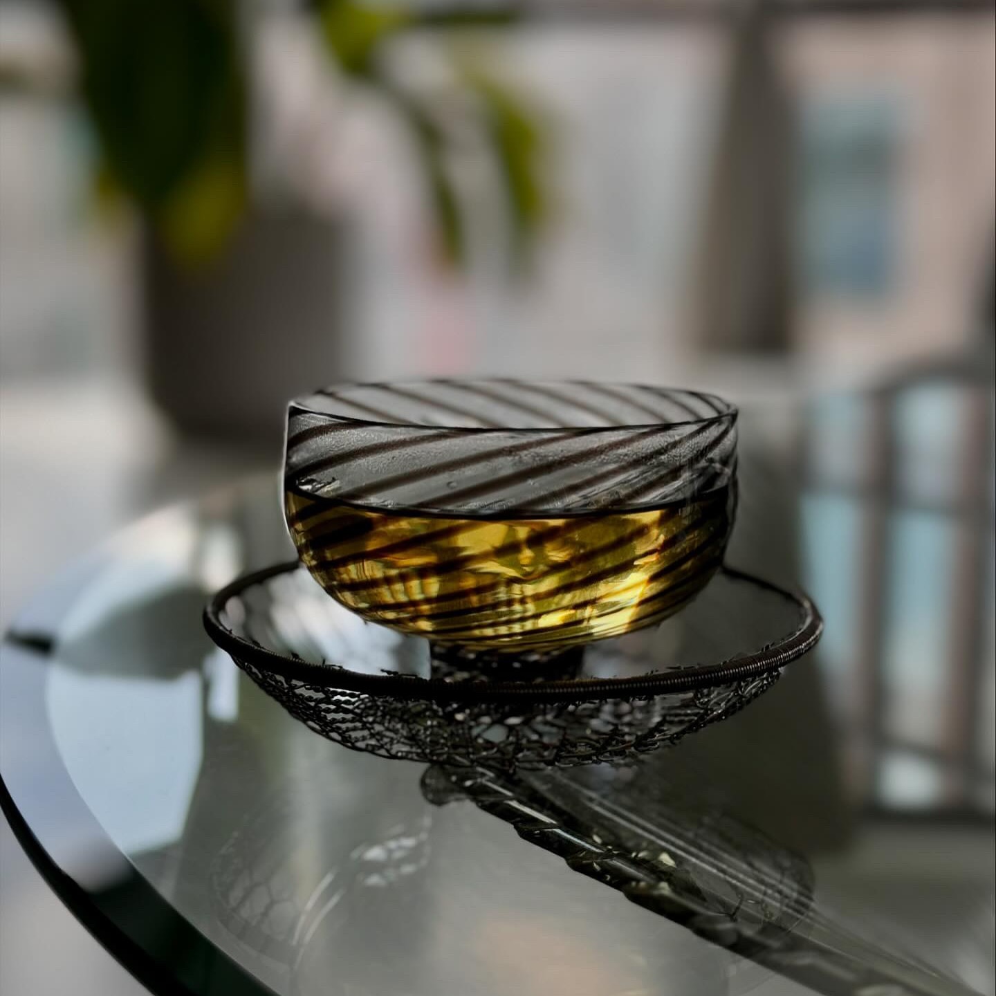 🌿 𝗗𝗶𝘀𝗰𝗼𝘃𝗲𝗿 𝘁𝗵𝗲 𝗕𝗲𝗻𝗲𝗳𝗶𝘁𝘀 𝗼𝗳 𝗟𝗶𝗴𝗵𝘁 𝗢𝘅𝗶𝗱𝗶𝘀𝗲𝗱 𝗢𝗼𝗹𝗼𝗻𝗴 𝗧𝗲𝗮: 𝗪𝗵𝘆 𝗢𝗼𝗹𝗼𝗻𝗴 𝗠𝗶𝗴𝗵𝘁 𝗕𝗲 𝘁𝗵𝗲 𝗕𝗲𝘁𝘁𝗲𝗿 𝗙𝗶𝘁 𝗳𝗼𝗿 𝗬𝗼𝘂 🌱
Oolong tea, especially the light oxidised variety, offers a unique blend of health benefits and a flavour profile that might just make it the perfect choice for your daily routine. Here’s why you should consider making oolong your go-to tea:
1. 𝗕𝗼𝗼𝘀𝘁𝘀 𝗠𝗲𝘁𝗮𝗯𝗼𝗹𝗶𝘀𝗺: Light oxidised oolong is known for enhancing metabolism, helping you manage your weight more effectively.
2. 𝗥𝗶𝗰𝗵 𝗶𝗻 𝗔𝗻𝘁𝗶𝗼𝘅𝗶𝗱𝗮𝗻𝘁𝘀: Packed with polyphenols, oolong combats free radicals, promoting healthy, youthful skin.
3. 𝗦𝘂𝗽𝗽𝗼𝗿𝘁𝘀 𝗛𝗲𝗮𝗿𝘁 𝗛𝗲𝗮𝗹𝘁𝗵: Regular consumption may help lower cholesterol levels and improve cardiovascular health.
4. 𝗚𝗲𝗻𝘁𝗹𝗲 𝗼𝗻 𝘁𝗵𝗲 𝗦𝘁𝗼𝗺𝗮𝗰𝗵: Unlike some teas, oolong is soothing and easy on the stomach, making it ideal for those with sensitive digestion.
5. 𝗕𝗮𝗹𝗮𝗻𝗰𝗲𝗱 𝗖𝗮𝗳𝗳𝗲𝗶𝗻𝗲 𝗖𝗼𝗻𝘁𝗲𝗻𝘁: Oolong offers a gentle energy boost without the jitters that higher caffeine options like matcha might cause, making it perfect for all-day enjoyment.
If you’re looking for a tea that’s kinder to your body and simple to prepare, oolong could be your ideal match. It’s not just a drink—it’s a step towards a healthier, more balanced you. 🌱✨
#OolongTea #GentleWellness #HealthyLiving #TeaTime #NaturalGoodness #BalancedCaffeine #EasyBrewing #teainlondon #tealovers #lishanoolong #newtobalham #wellbeing #healthandwellness #healthylifestyle #slowliving #boostmetabolism
Photo: @domingo._________