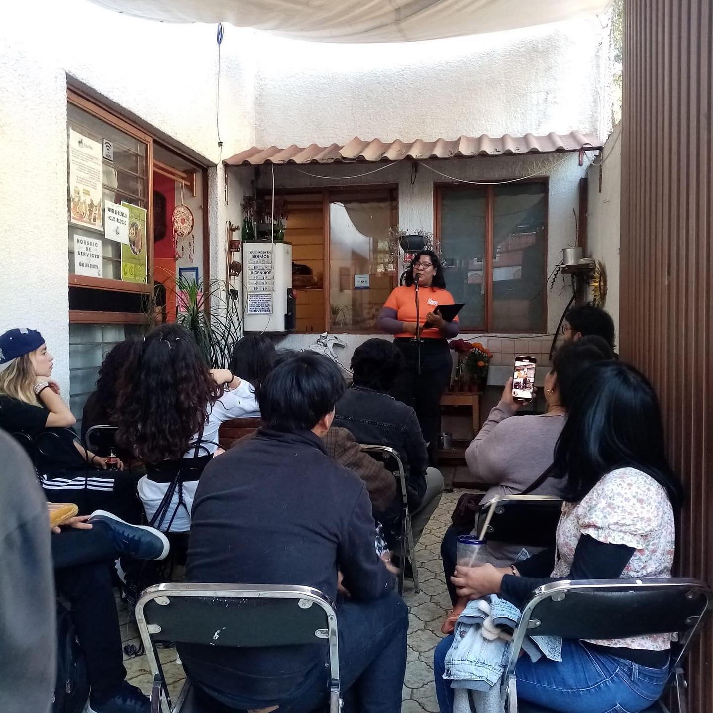 Son verdaderxs hijxs de poeta!!!
Agradecemos a todas las personas que asistieron como ponente y público al slam de poesía. Fueron muchos sentimientos encontrados entre versos…
Aunque dimos pocos premios, todxs fueron ganadores y estuvo muy reñida la competencia, gracias por tanto y los esperamos en la próxima👀
Los poemas presentados se publicarán en nuestro número de diciembre, estén al pendiente 🙌
#revistaLME #slamdepoesia #poetryslam #poesia #poesiamexicana