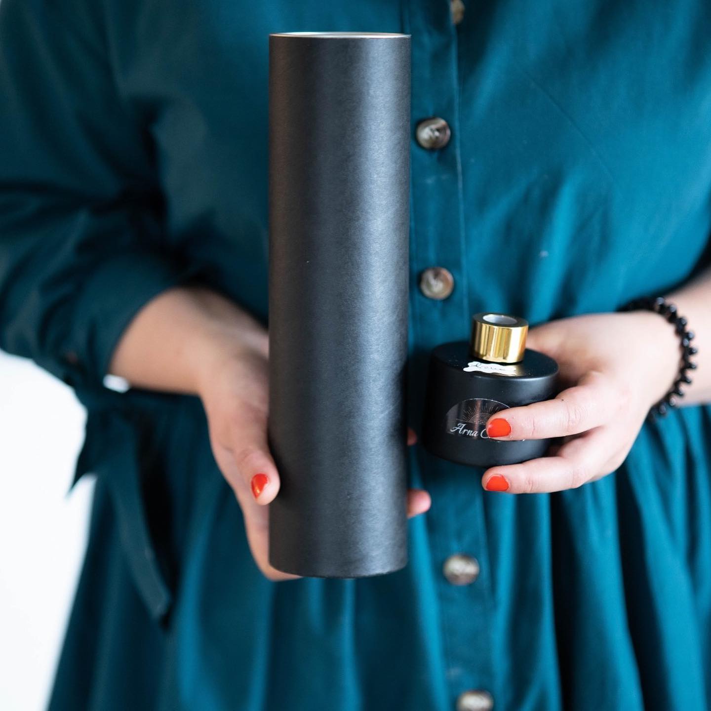 Willkommen in der Welt der erlesenen Düfte!
Entdecke unser handgegossenes Luxus Aroma Diffuser-Sortiment – eine subtile Ergänzung für jedes Ambiente, ganz ohne Kerzenlicht.
Diese Diffuser, präsentiert in eleganten schwarzen Glasflaschen mit fünf edlen Stäbchen, vereinen zeitloses Design mit betörenden Düften. Ihre Intensität ist anpassbar, und das umweltfreundliche, nachfüllbare Produkt bietet ein Dufterlebnis von 10-12 Wochen. Tauche ein in Luxus und Qualität!
⚪️ Göttin ~ Fruchtig & Blumig
⚫️ Alpha ~ Frisch & Orientalisch
🟢Infinito ~ Frisch & Sinnlich
🟤Havanna ~ Holzig & Rauchig
🟣Lavendel ~ Frisch & Herb
🟡Zitrone ~ Erfrischend & Süß
🟠Orangen ~ Fruchtig & Süß
🔘 Black Luxury ~ Orientalisch & Holzig
Erlebe Luxus Aroma Diffuser & Kerzen auf www.arnacandles.com
Alternativ kannst du mir auch privat schreiben. Ich helfe gerne bei Fragen oder speziellen Wünschen.
Entdecke #arnacandles #arnarefill #luxuryaromadiffusers #reeddiffusers #bodenseemanufaktur