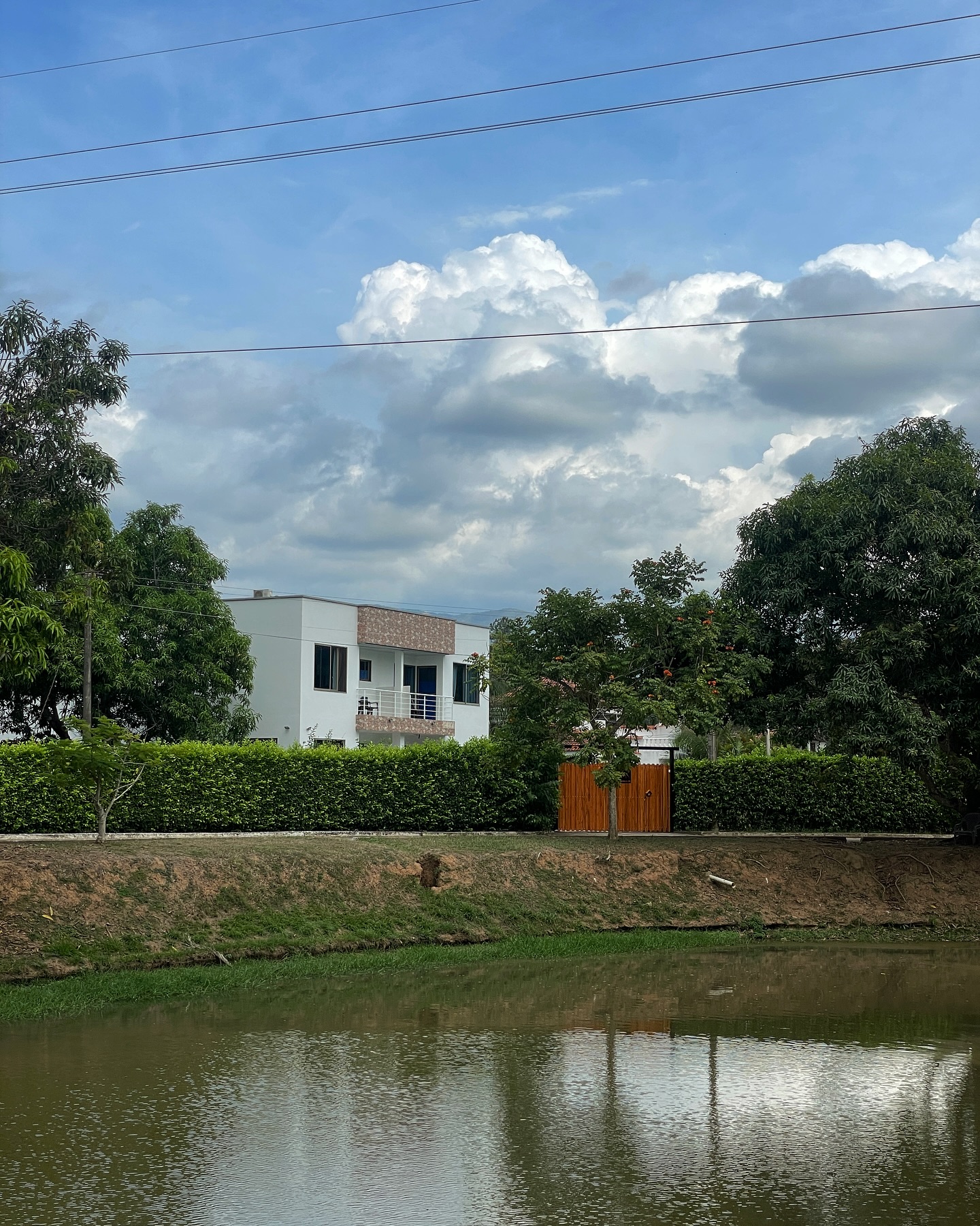 🗓️En esta semana santa, ven a conocer #casamuner, una casa en Melgar, a solo 2 horas de Bogotá.
💻Realiza tu reserva en www.casa.muner.com.
💵Tenemos excelentes precios.
👉Casa con piscina privada para alquilar en Melgar, con parqueadero privado, vista al lago y amplios espacios verdes.
.
#melgar #casavacacional #semanasanta #airbnb #booking