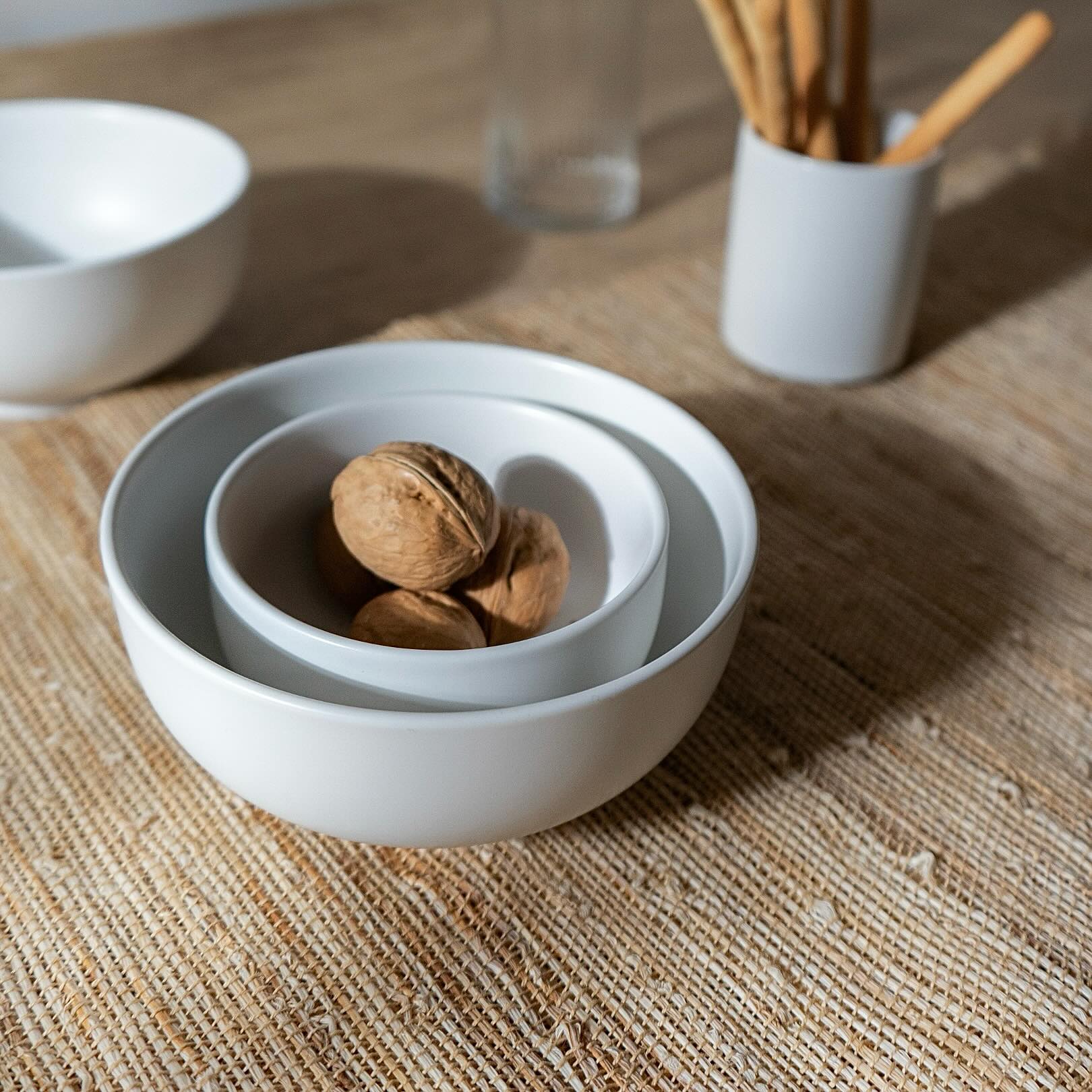 Set your tables will De Terra’s Lustre Pearl porcelain bowls, the perfect addition to your tableware collection. The pearlescent matte white finish exudes a subtle shimmer, effortlessly blending with any style.
#deterra #bowls #ceramicbowl #porcelain #whiteporcelain #moderntableware #tablesetting #tableware #dinnerware #donbellini #ceramiclover #decor #tabledecor #interior #shop
