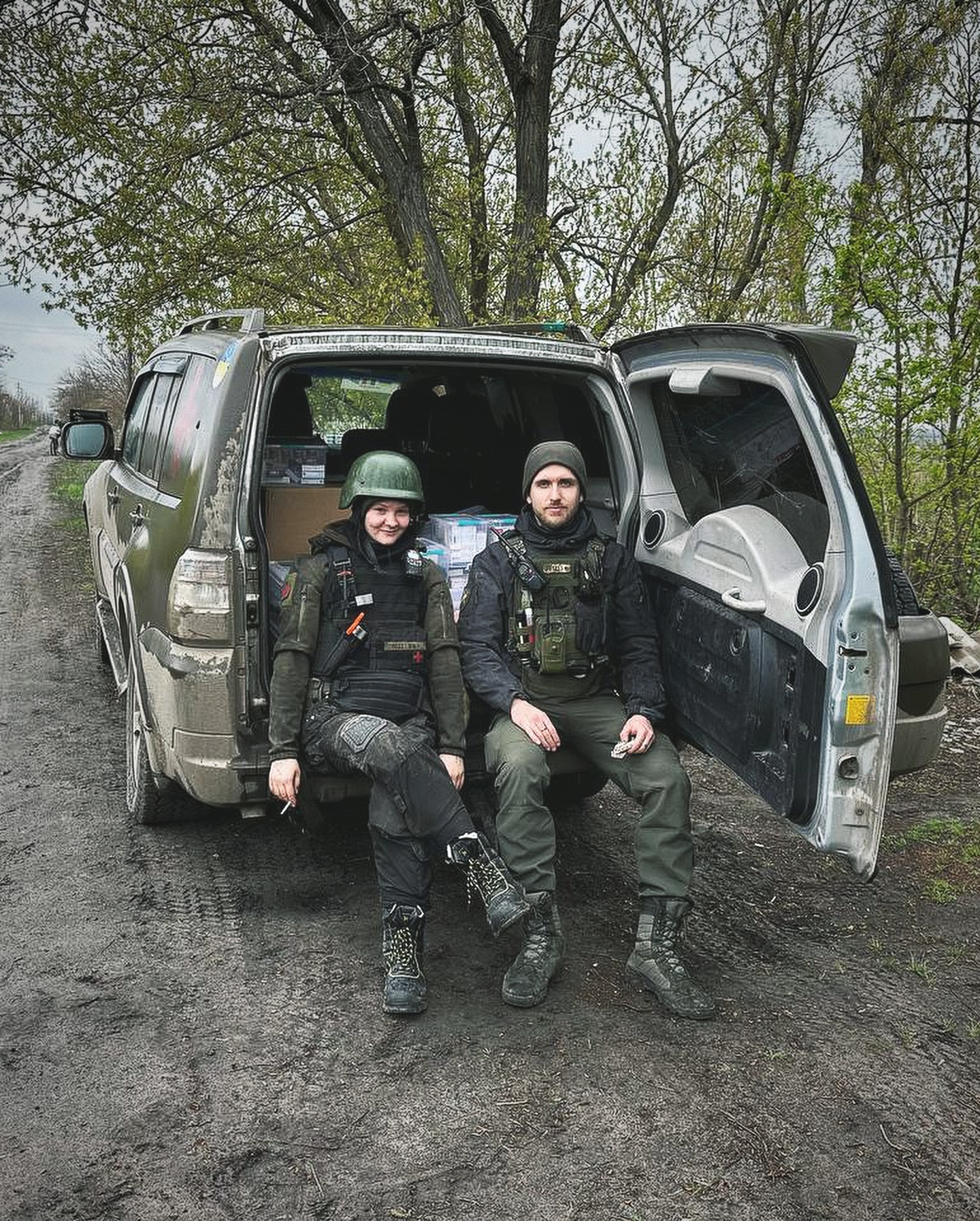 Good old times ♥️
Pictures from a mission a while ago in Zaritschne.. My face clearly states that I don’t want to let go the dog 😅🙈
#humanitarian #aid #volunteer #ukraine #donbass #frontline #warzone #supportukraine💙💛 #russiaisaterroriststate #medic #volunteerlife #mission #team #work #teamworkmakesthedreamwork
