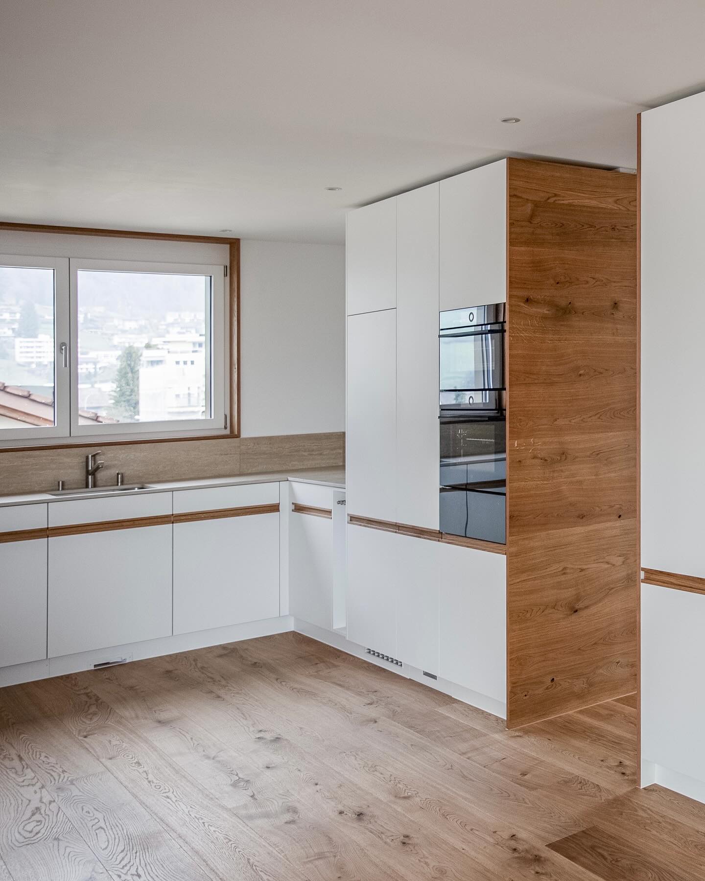 Let the cooking session begin..
#küchenaufkundenwunsch #traumküche #lebensqualität #schreinerarbeit #liebezumholz #schönerwohnen #küchendesign #interiordesign #kücheninspiration #schreiner