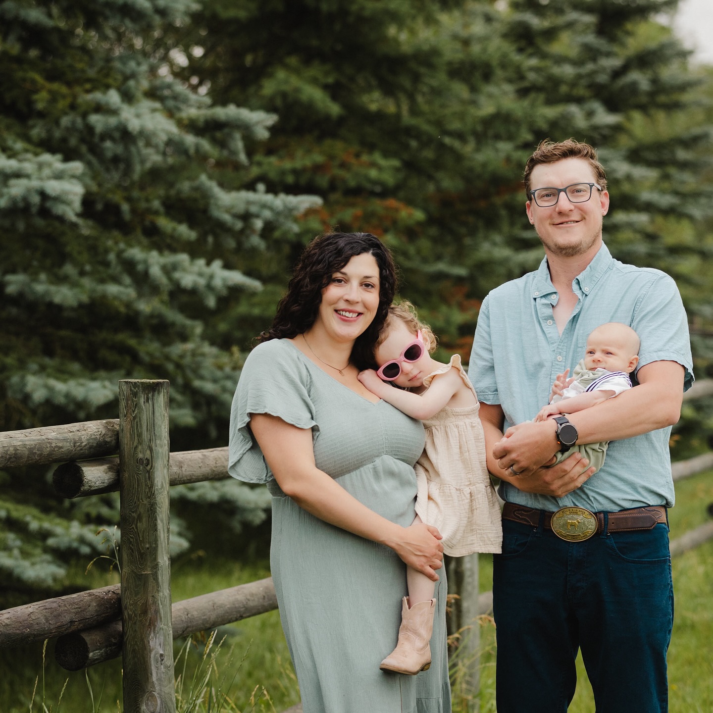 The Fletcher family: Colton, Jenny, Ella, Emmett, and Merle ๐ถ.
#mbphotoandvideo
www.mariaboychuk.com