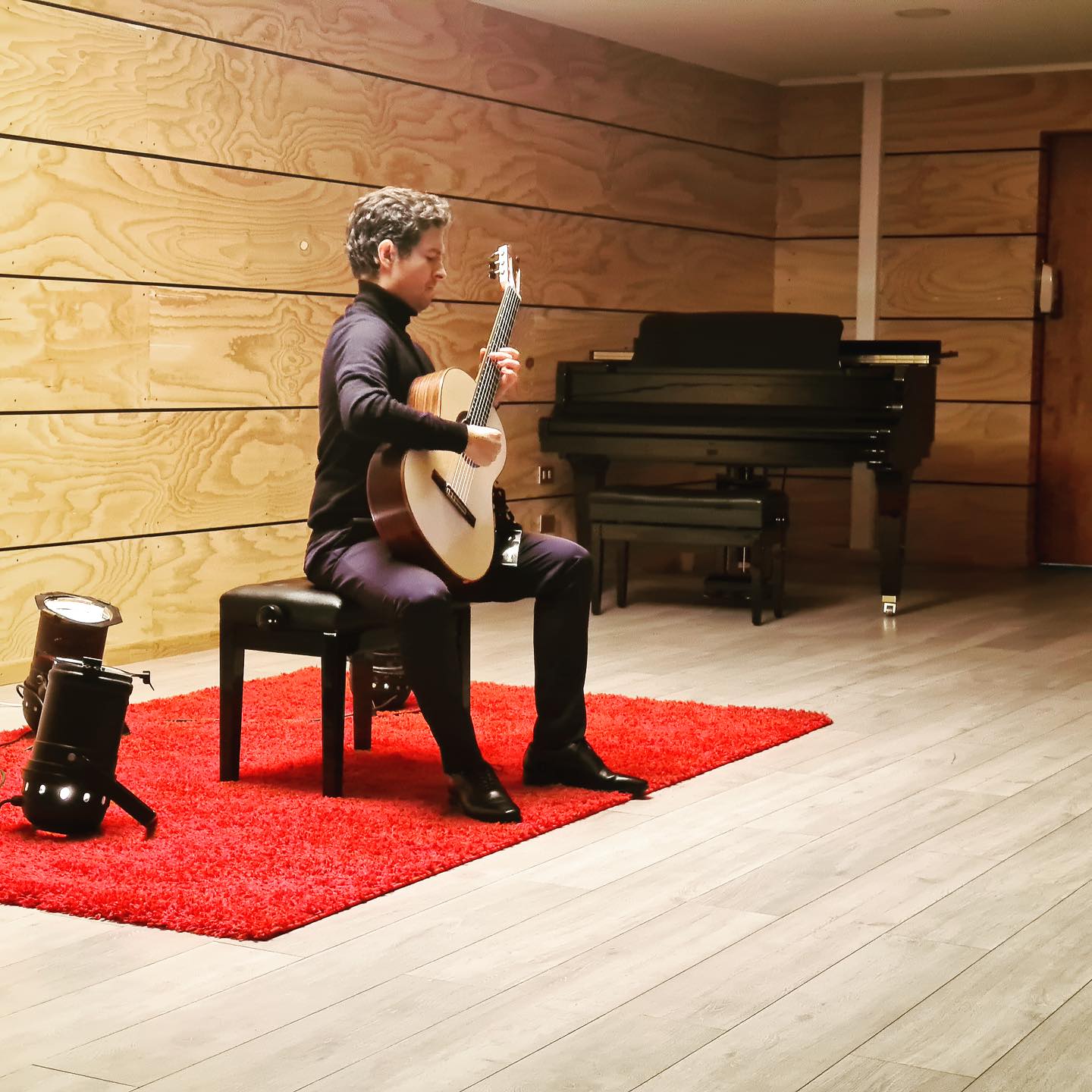 Algunas fotos de la residencia artística que realicé recientemente para @fundacionguitarraviva, donde pude realizar conciertos en la @academiamusicaluct y en @casadelaculturarancagua, además de tener la posibilidad de trabajar con jóvenes talentos de Chile a través de clases magistrales y cursos.
#classicalguitarist #classicalguitars #classicalguitarmusic #classicalguitarplayer #classicalguitarguitarrist #classicalguitarconcert #classicalguitarsheetmusic #chile #guitarraclasica #guitarraviva