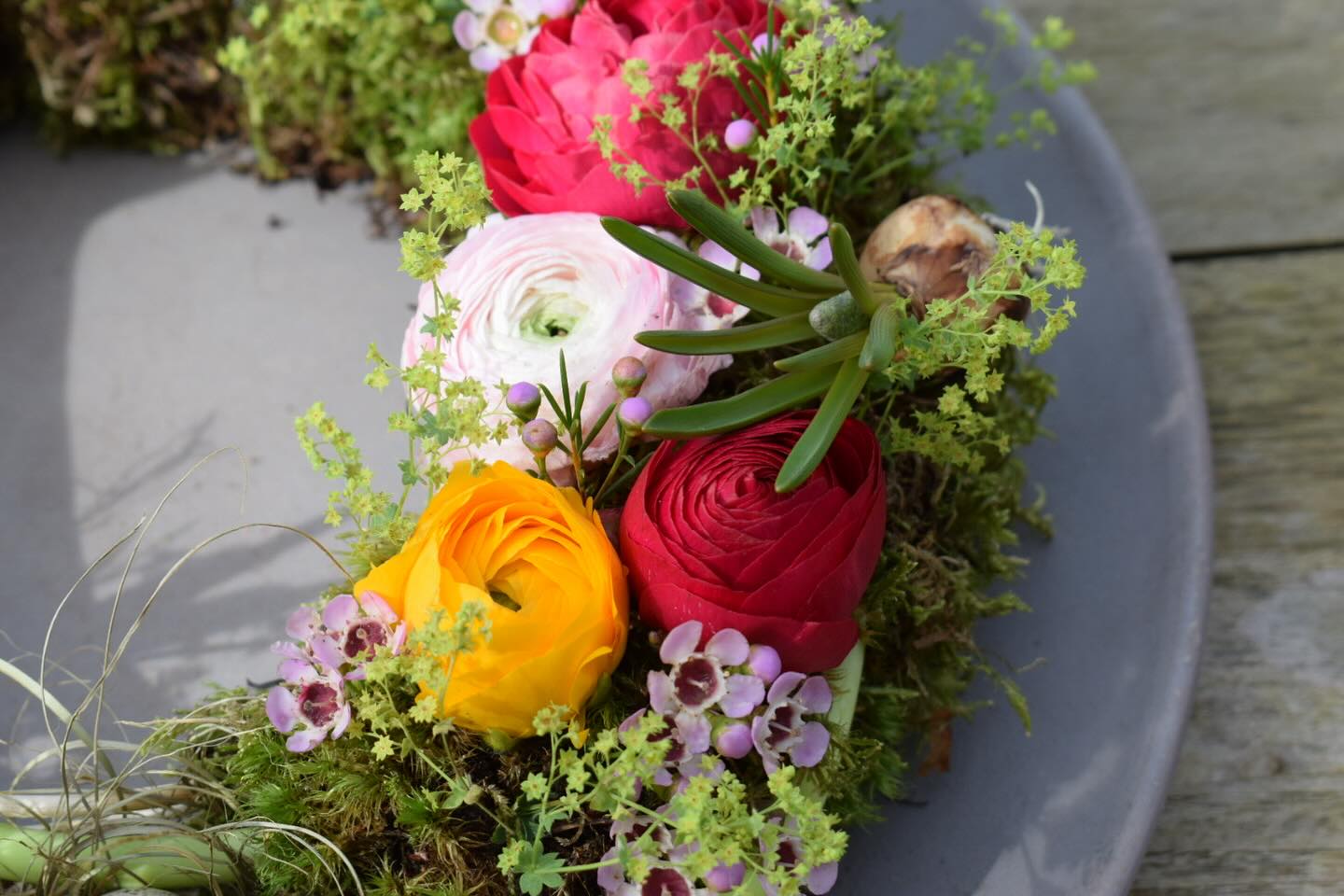 Mode couronne de Pâques activé. En cours de téléchargement… #fleursaddict #walhain #artfloral #atelierdartfloral #coursartfloral #agoragroup