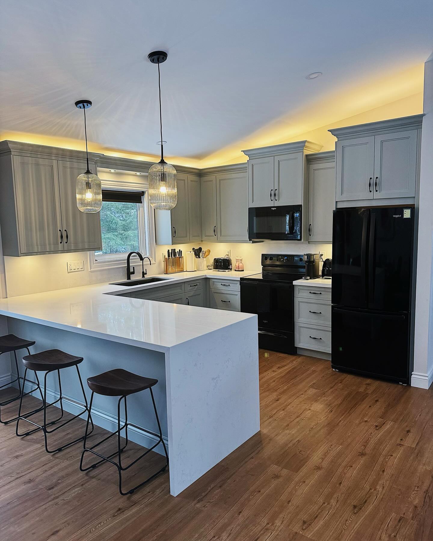 Another stunner!
We had the opportunity to team up with @hawks.custom.cabinetry again to deliver this client the kitchen they’ve always wanted!
We were also able to add a special touch to the house with a red oak staircase and custom wrought iron balusters.
#customcabinetry #quartz #quartzcountertops #quartzbacksplash #waterfallcountertop #wroughtiron #kitchensofinstagram #interiordesign #customstairs