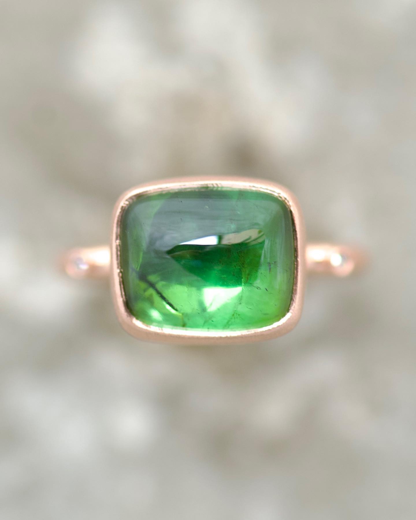 💚ring soft in rose gold with forrest green tourmaline. Handmade by UDIRELEFORME