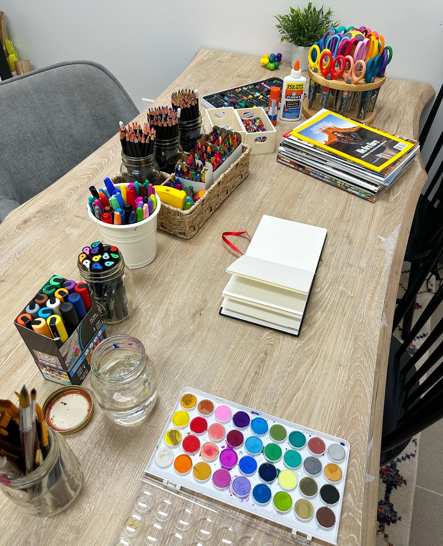 Looking to connect with yourself through creative expression? We offer a safe and welcoming space to explore your inner world using various forms of art, whether it’s journaling, painting, drawing, or more. Through creativity, you can process emotions, reduce stress, and gain deeper insights. ✨ To learn more or book a session, email admin@ymmcollaborativepractice.com
#ymmtherapy #artpsychotherapy #artsbasedtherapy #expressiveartstherapy #ymm