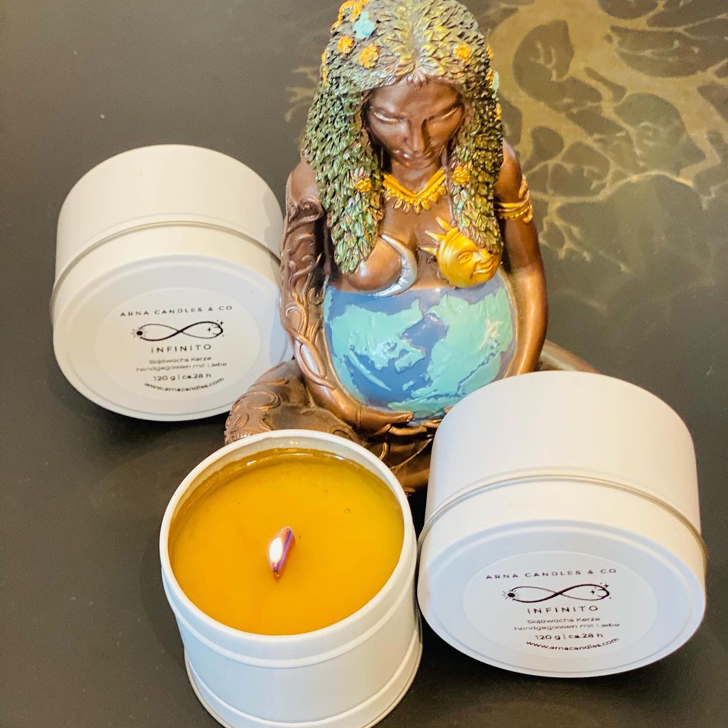 ♾️Infinito Kerze ✨ Stell dir vor, du hältst die perfekte Balance zwischen Yin und Yang in deinen Händen.
🌿 Umweltfreundlich
🤍Handgemacht mit #holzdocht und #sojawachs
🔥 Langanhaltende Brenndauer
Inspiriert von @tamaraduerr_official symbolisiert die Infinito-Kerze den ewigen Kreislauf der Einheit zwischen männlicher und weiblicher Energie. Sie bringt Wärme, Erdung und Balance in dein Leben.
Die Kombination aus männlicher und weiblicher Energie ist wie ein Tanz von Gegensätzen, die sich gegenseitig ergänzen und stärken. Die männliche Energie repräsentiert Durchsetzungskraft, Entschlossenheit und Struktur, während die weibliche Energie für Empathie, Intuition und Kreativität steht. Diese beiden Kräfte sind in uns allen vorhanden, und wenn sie in Balance sind, schaffen sie unglaubliche Harmonie und inneres Wachstum.
Ein Duft für alle: Egal ob Mann oder Frau, Infinito spricht alle an, die nach Harmonie und Balance suchen.
Frische Preiselbeeren und Orange treffen auf erfrischende Schwarze Johannisbeere, Bergamotte und herbe Apfelnoten. Würzige Jasmin und holzige Akzente verbinden sich mit orientalischer Vanille und Ambra.
Infinito erinnert uns daran, unser inneres Feuer niemals zu vergessen – und wenn es mal nicht brennt, dann zünden wir es neu an! 🕯️
Handgemacht mit holzdocht und sojawachs, umhüllt dich ein warmer, einladender Duft, der dich in eine Welt der Ruhe und Entspannung entführt.
Lass dich von der Magie der Infinito Kerze verzaubern und finde deine innere Mitte.
Bestelle jetzt deine und erlebe die Magie selbst.
www.arnacandles.com
#arnacandles #infinitokerze #kerze #balance #yinundyang #harmonie #hadgemachtekerzen #geschenkideen🎁 #duftkerzen #positivevibes #spiritualität #selbstliebe
