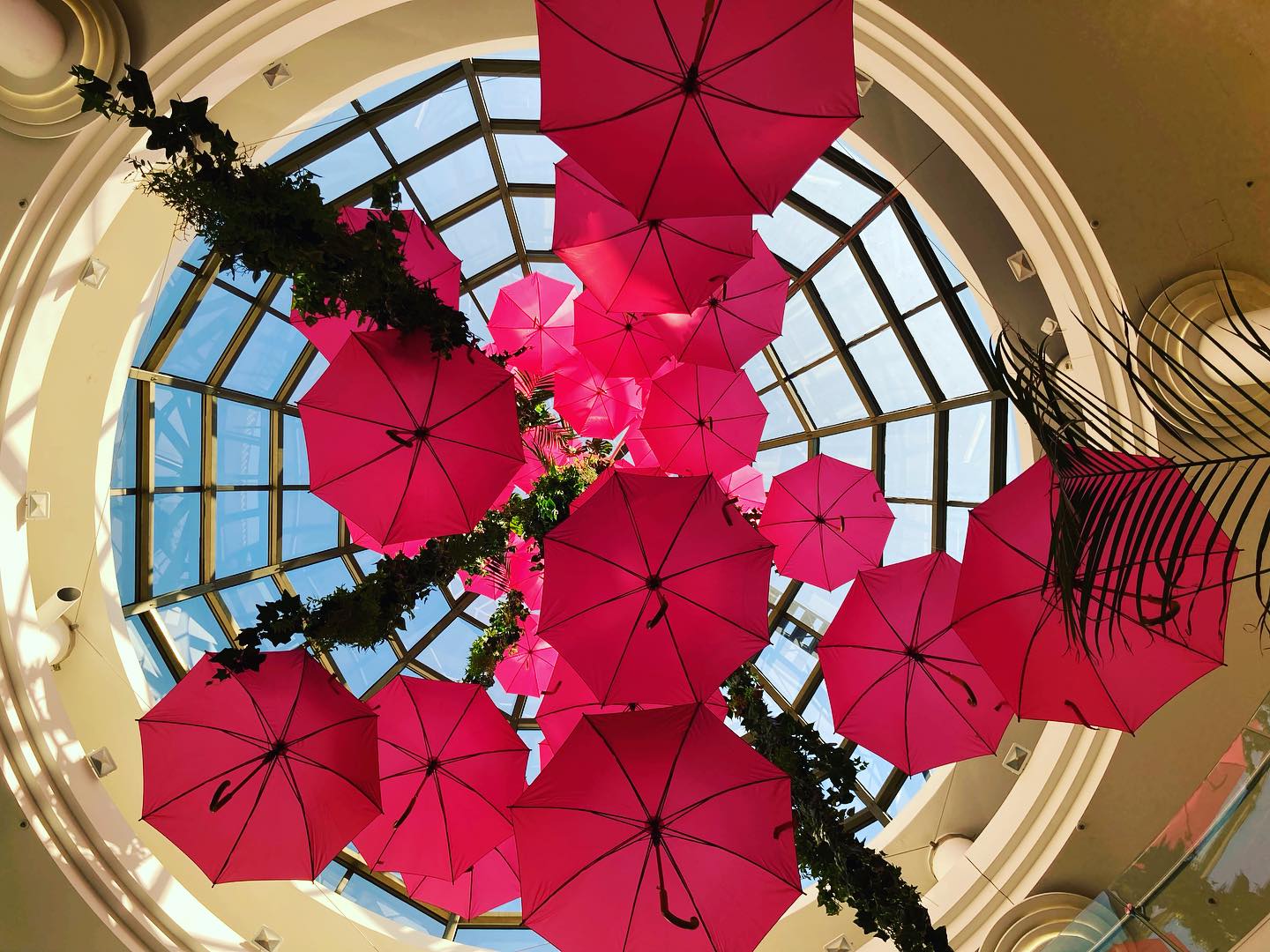Octobre Rose, à la Coupole, des Halles, c’est parti ! En échange d’un petit don, vous avez droit à un tatouage éphémère, un broche customisée, une participation à un tirage au sort et de la Barbapapa !!!!!
🥳🥳🥳 #coupoledeshalles #octobrerose
