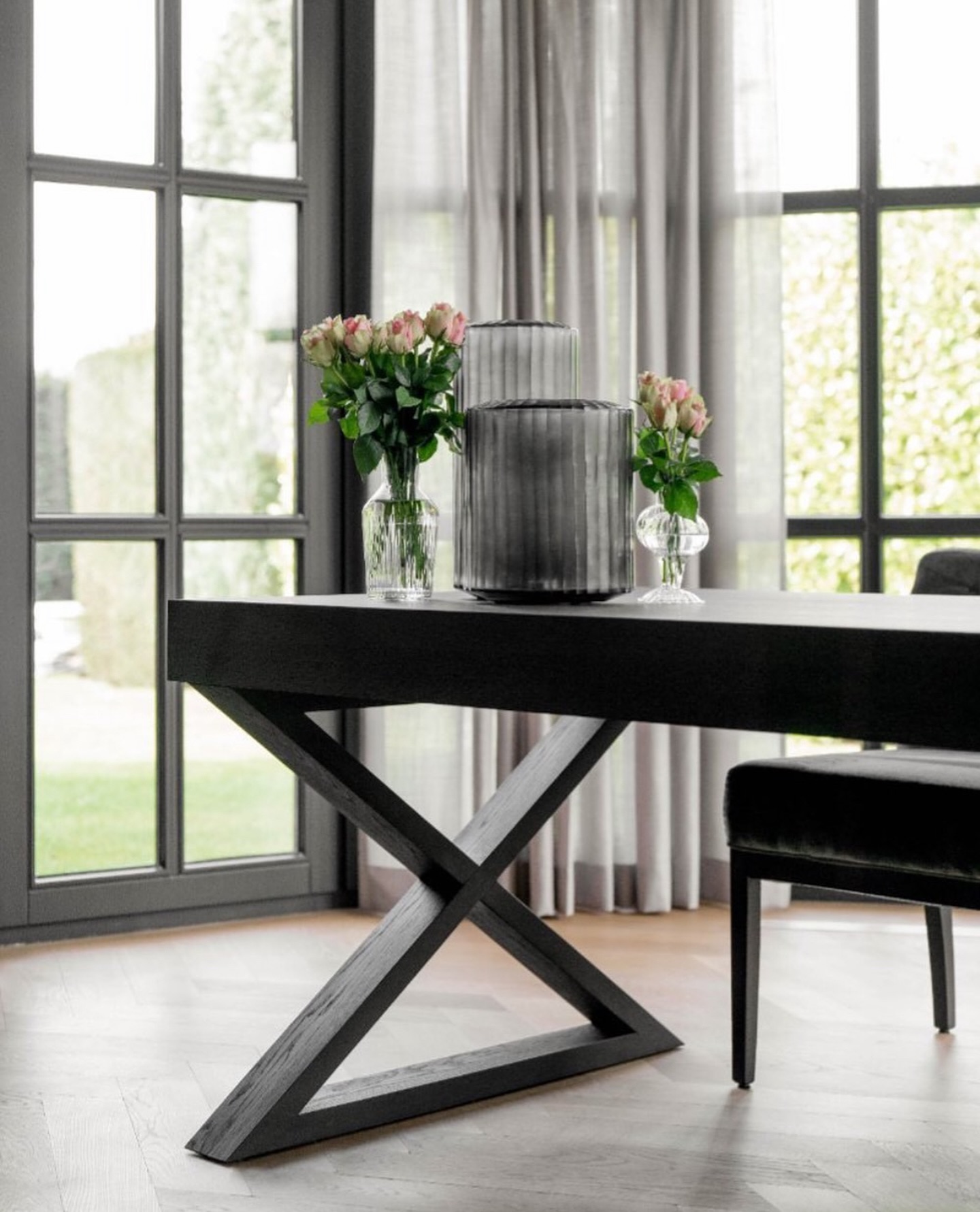 Our MALTE desk has a wooden or leather desk pad with integrated storage space 🤩
Personalize the type of wood, the color of the leather, the dimensions, and make it completely fit for your interior! ✨
#elix_home #furniture #interiordesign #interiors