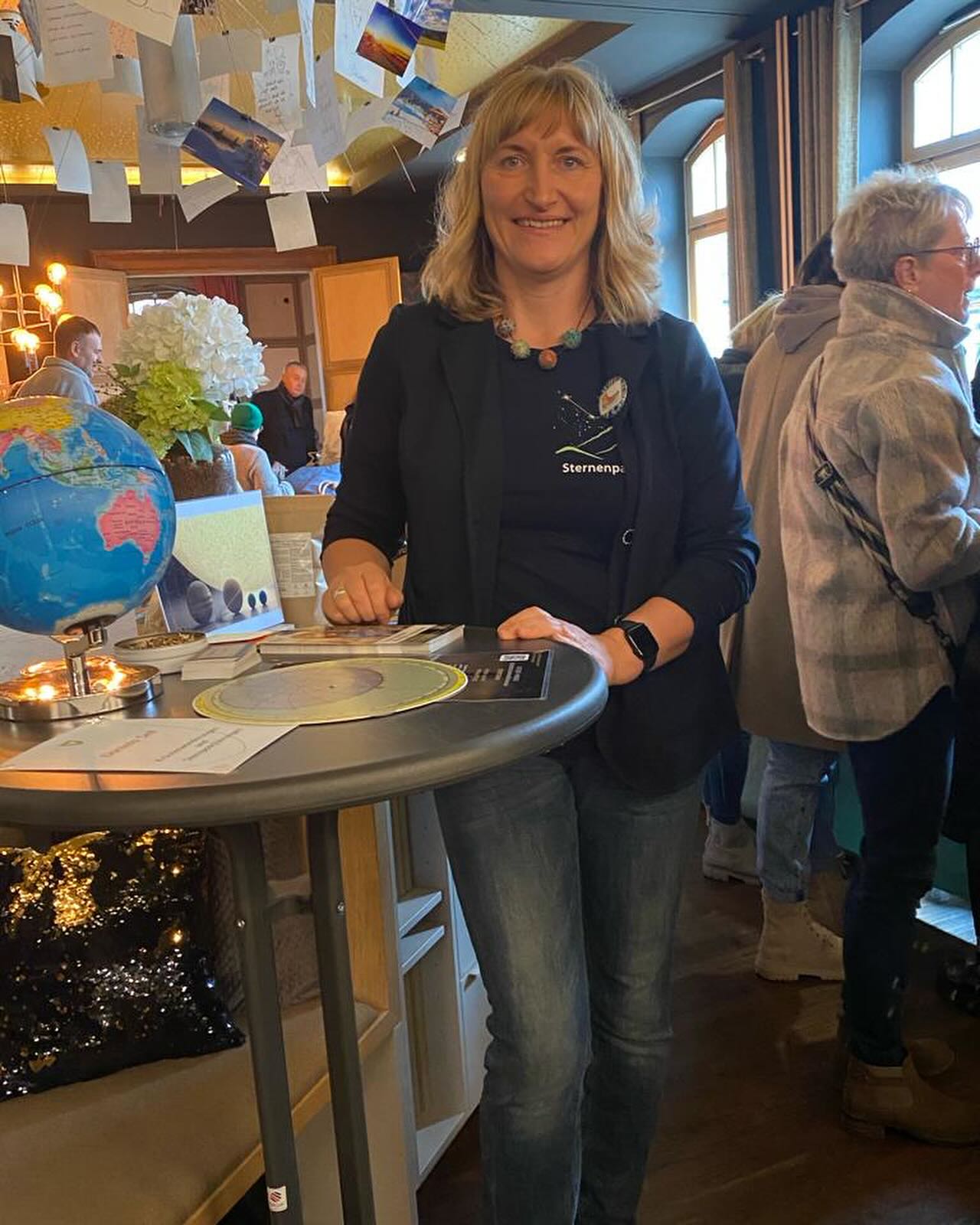 🍃 EssMess 2023 in Dermbach 🍃
🌳 Am 26. November waren wir, die Naturboten, bei der diesjährigen EssMess in Dermbach vertreten. Eine Gelegenheit, unsere Leidenschaft für Natur und Umwelt mit Gleichgesinnten zu teilen.
🌼 Daniela Sell, ein engagiertes Mitglied unseres Teams, war vor Ort, um die Vielfalt unserer Naturführungen vorzustellen. Es war eine tolle Chance, Interessierten zu zeigen, wie wir die Schönheit und Bedeutung der lokalen Flora und Fauna näherbringen.
🏞️ Die Messe bot uns eine Plattform, um mit Besuchern in Kontakt zu treten und unsere Mission zu teilen: Die Natur erlebbar machen und das Bewusstsein für ihre Erhaltung stärken.
👣 Die EssMess 2023 bot viele spannende Eindrücke und wir sind dankbar, Teil dieser Gemeinschaft gewesen zu sein. Bis zum nächsten Mal!
@daniela.sell71
@rhoener_botschaft
#Naturboten #EssMess2023 #Dermbach #Naturführungen #Umweltbewusstsein #rhön