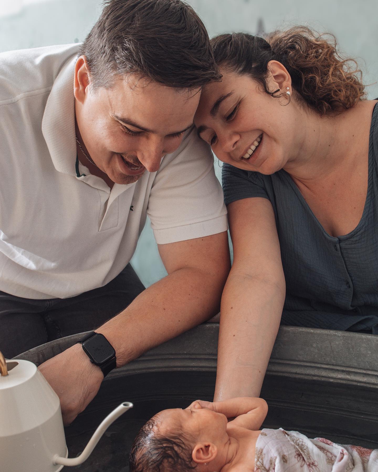 Et vous dans l’histoire ?
On poste bien souvent les photos de bébé mais plus rarement celle de vous, les parents.
Parfois parce que c’est plus esthétique, « instagramable » ou bien en fonction de où, avec qui et de quel manière le bain est réalisé, les parents n’ont pas la possibilité de pratiquer.
Je trouve important et beau de montrer ces images.
Le bain enveloppé Mamatoto® que je propose est entièrement réalisé par vous, les parents.
D’une part pour que vous puissiez le reproduire une fois chez vous.
Mais ensuite et surtout pour que ce soit VOTRE moment sans qu’une personne extérieure vienne s’immiscer dans votre moment qui vous appartient, à vous et votre bébé.
Je vous explique, vous rassure et vous met en confiance pour que vous vous sentiez en capacité de réaliser le bain vous même.
Les parents savent faire. Ils ont simplement besoin d’être accompagnés et mis en confiance dans leur nouveau rôle. Et le mien est justement de vous aider à cela.
Une fois que vous vous sentez à l’aise, je peux sortir mon appareil photo et capturer cet instant plein de douceur, d’amour et surtout d’émotions. ✨🤍
Pour rappel, je suis bien évidemment diplômée pour réaliser les bains enveloppés et rituels.🎓
#bainenveloppé #bainenveloppéreims #bainmamatoto® #photographereims #photographereimsgrossesse #photographereimsnouveauné #photographereimsfamille #amour #emotions #reims #mamanremoise #mamanreims #reimstagram #bebereims #bezannes #betheny #bebe2024 #bebe2025