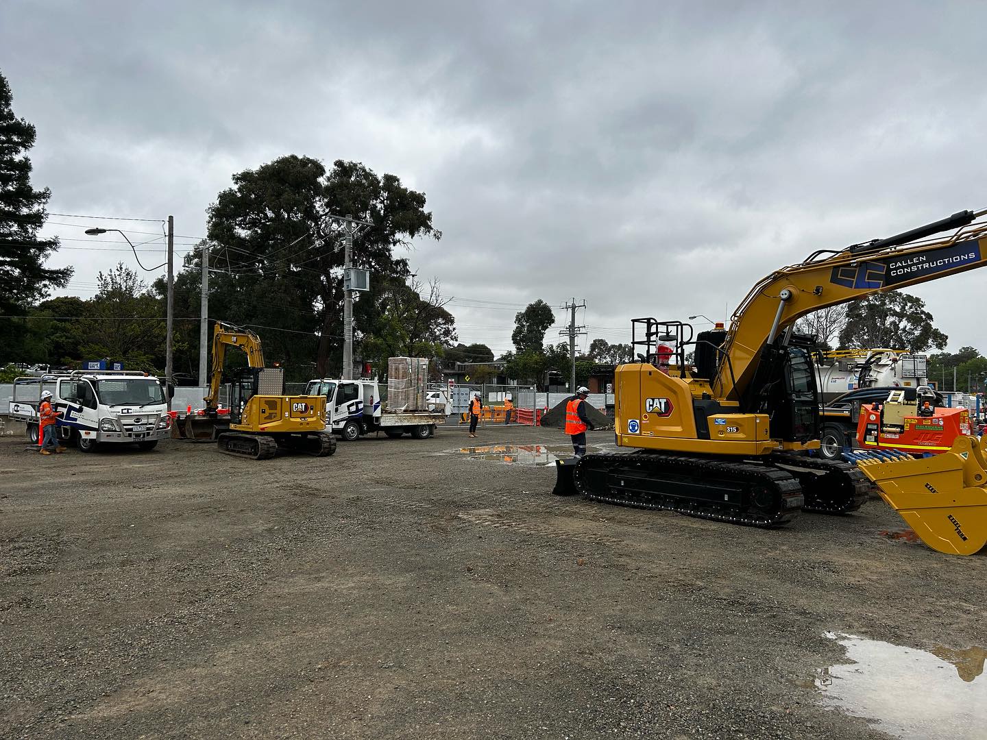 New job feels🚧 Hopefully the rain stays away next week.
#callenconstructions #catapillar #formwork #rail #concrete