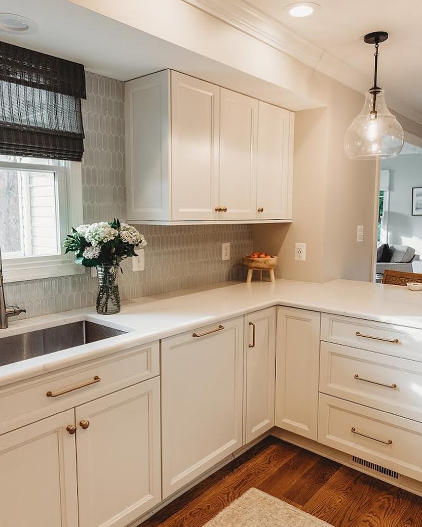 It’s been crazy busy around here these last couple months with exciting projects almost ready for installation and other projects we can’t wait to start working on! Check out our story for the latest project updates.
With spring right around the corner here’s a fresh kitchen shot of our #transitionalfarmhouse project.
Design || @hillhousedesignmd
Photo || @brittanydunbarphotography
#baltimoreinteriordesign #kitcheninspiration #whitekitchencabinets #kitcheninspiration #classickitchen