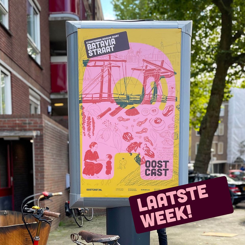 Laatste week!
Loop nog tot 11 januari 2024 de wandelroute OOSTCAST Straatnamen Indische Buurt!
Batavia of Jakarta?
Batavia, nu Jakarta, speelde een cruciale rol als koloniale hoofdstad en machtscentrum tijdens de Nederlandse koloniale periode in voormalig Nederlands-Indië. Vanuit dit hart van de kolonie werden de vele producten naar Nederland verscheept. Het grootste deel van de elite van de kolonie woonde hier en er waren zelfs typisch Hollandse ophaalbruggen zoals de Hoenderpasarbrug uit 1628. De brug heet nu Jembatan Kota Intan en is te zien in In Kota Tua, het oude stadscentrum van Jakarta.
De Indische Buurt telt talloze straatnamen die vernoemd zijn naar eilanden en gebieden in Indonesië. OOSTCAST StraatnamenIndische Buurt nodigt je uit om meer te leren over de onderbelichte verhalen die hierachter schuilgaan. Het project bestaat uit een wandelroute, een podcast en artistieke reflecties over straatnamen en plekken in de Indische Buurt en daarnaast de tentoonstellingen in de Meevaart. Centraal staan de koloniale geschiedenis en verhalen van toen en nu.
Let ook op de straatstickers met de qr-code op de Soerabajastraat. Scan de code en luister naar het verhaal achter deze straatnamen.
Voor meer informatie ga naar oostcast.nl/straatnamen-indische-buurt.
@burobraak
@beyondwalls.nl
@vangisteren.nu
@frederick_artist
@gigivangrevenbroek
@nsaliha
@dlorrej
@gemeenteamsterdam
@stichtingamsterdam750
@meevaart
#OOSTCAST #OOSTCASTIndischeBuurt #AmsterdamIndischeBuurt #GemeenteAmsterdam #750jaarAmsterdam #straatnamen #StraatNamenAmsterdam #KolonialeGeschiedenis #VerhalenUitOost #Podcast #PodcastAmsterdam #BijschriftenBijStraatnamen
