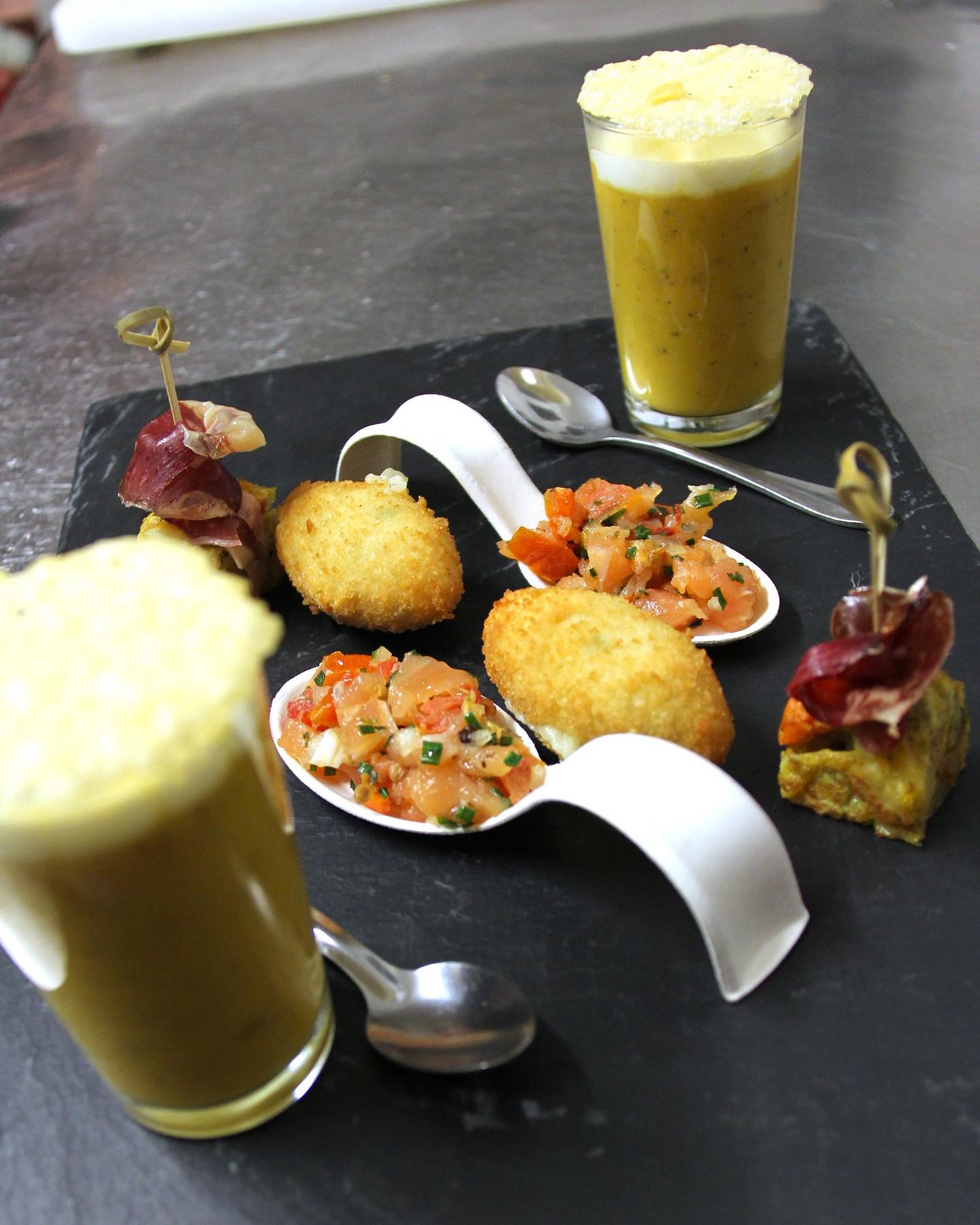 #saintvalentin2024
Merci à nos clients d’avoir choisi de venir fêter la saint Valentin au Pic adore.
Voici quelques photos du repas.
Et merci à @croque_enbouche de nous avoir permis de gâter nos clients avec de délicieux biscuits.
#reims #repasenamoureux #restaurantreims #partage #gourmandise