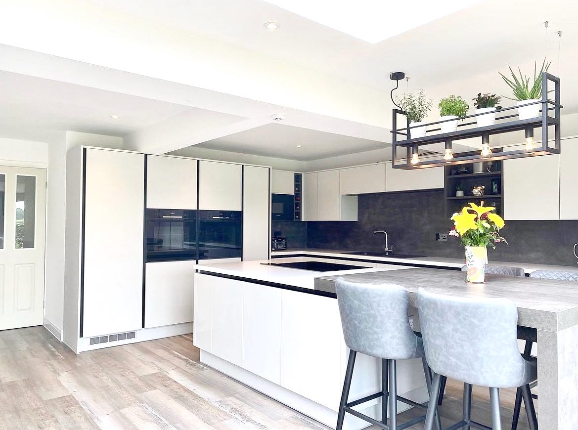 Happy Friday everyone! 👋 Hope you’re all enjoying a bit of this autumnal sunshine. ☀️ Love this gorgeous kitchen/living area extension completed by Murrills 😍#extension #interiors #whitekitchen #kitchen #homestyle #essexhomes #gorgeoushomes