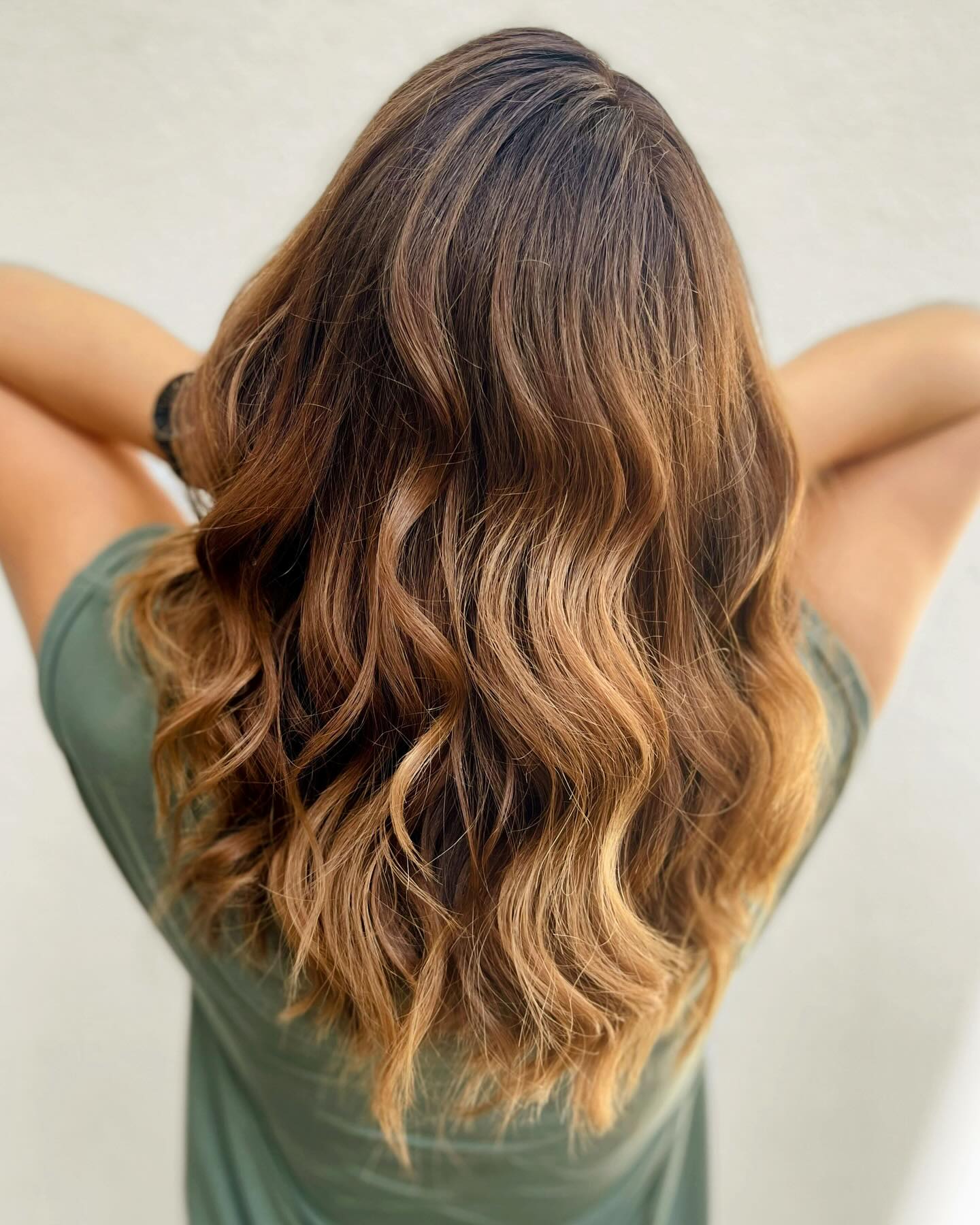 Honey Hair✨
Bei dieser Kundin wurde der Haar Ansatz gefärbt , damit man die die Glitzer Strähnen* nicht mehr sieht. Gleichzeitig wurde mit einer Freihand Technik , in diesem Fall Painting** die Längen aufgehellt.
Nicht immer muss Folie zum Einsatz kommen , z.B Für eine leichte Aufhellung und den „Sonnengeküsste“ Look wie in diesem Fall.
*Glitzer Strähnen = Jenny‘s Begriff für weisses oder grau aussehendes Haar
**Painting = Aufhellung ohne Folie , wobei man von Hand Strähnen und Verläufe ins Haar „zeichnet“. Painting gab es bereits vor der berühmten Balayage !
Schnitt&Farbe @jennybraendlemakeup
#painting #paintinghair #glossing #glossinghair #honeyblonde #honeybronde #haircolorist #hairgoals #haircolour #brownhair #blondhair #bäretswil #labiosthetique #hairstylist