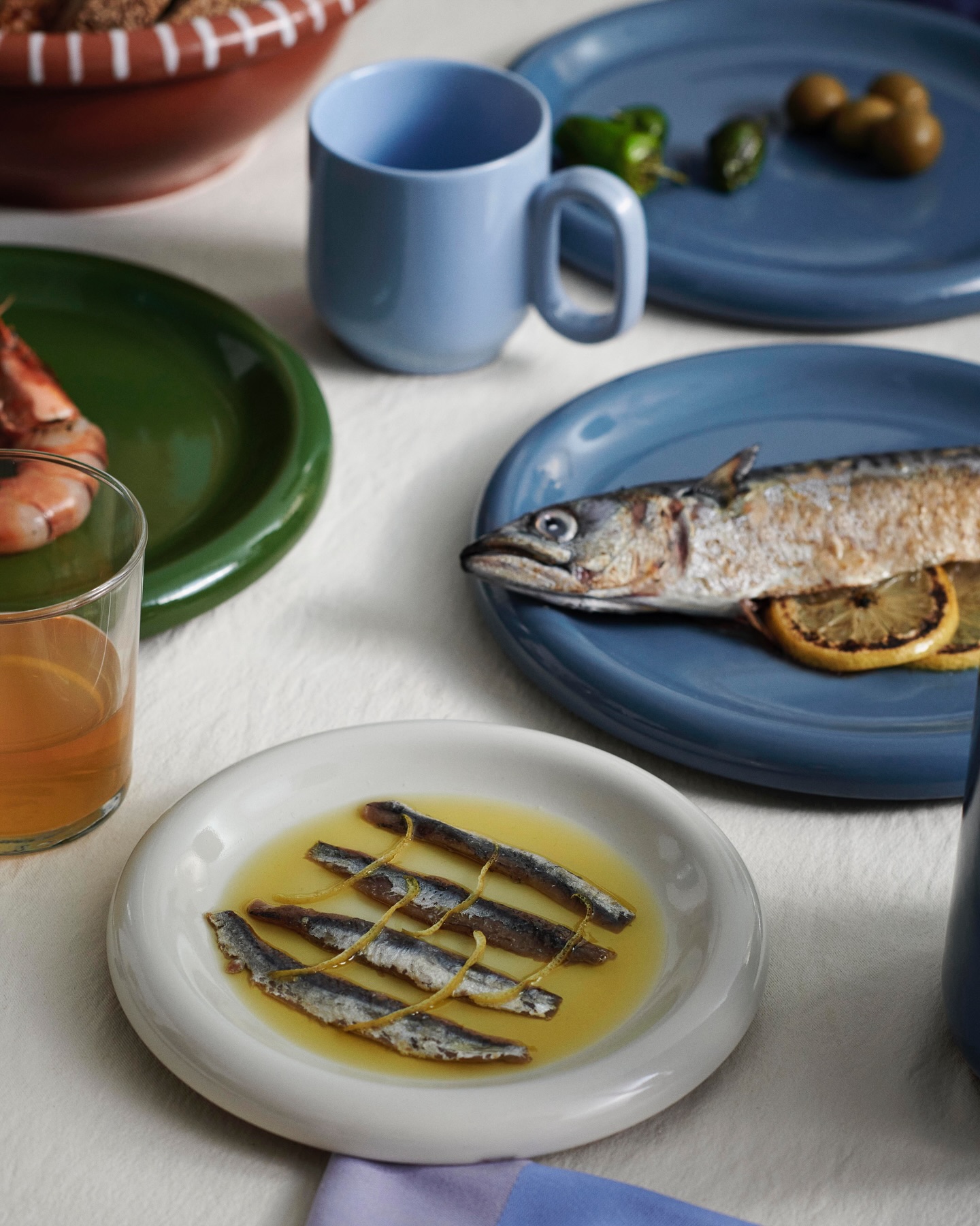 Het is de tijd om de barbecue 🔥 tevoorschijn te halen en te genieten van heerlijke gegrilde vis. Niets zegt ‘zomer’ meer dan het sissen van verse vis op de grill, omringd door vrienden en familie.
Met onze beste visrecepten maak je van elke barbecue een onvergetelijk feest. Dus pak je tang, steek de kolen aan en bereid je voor op een zomer vol smaakvolle 🐟 visavonturen!