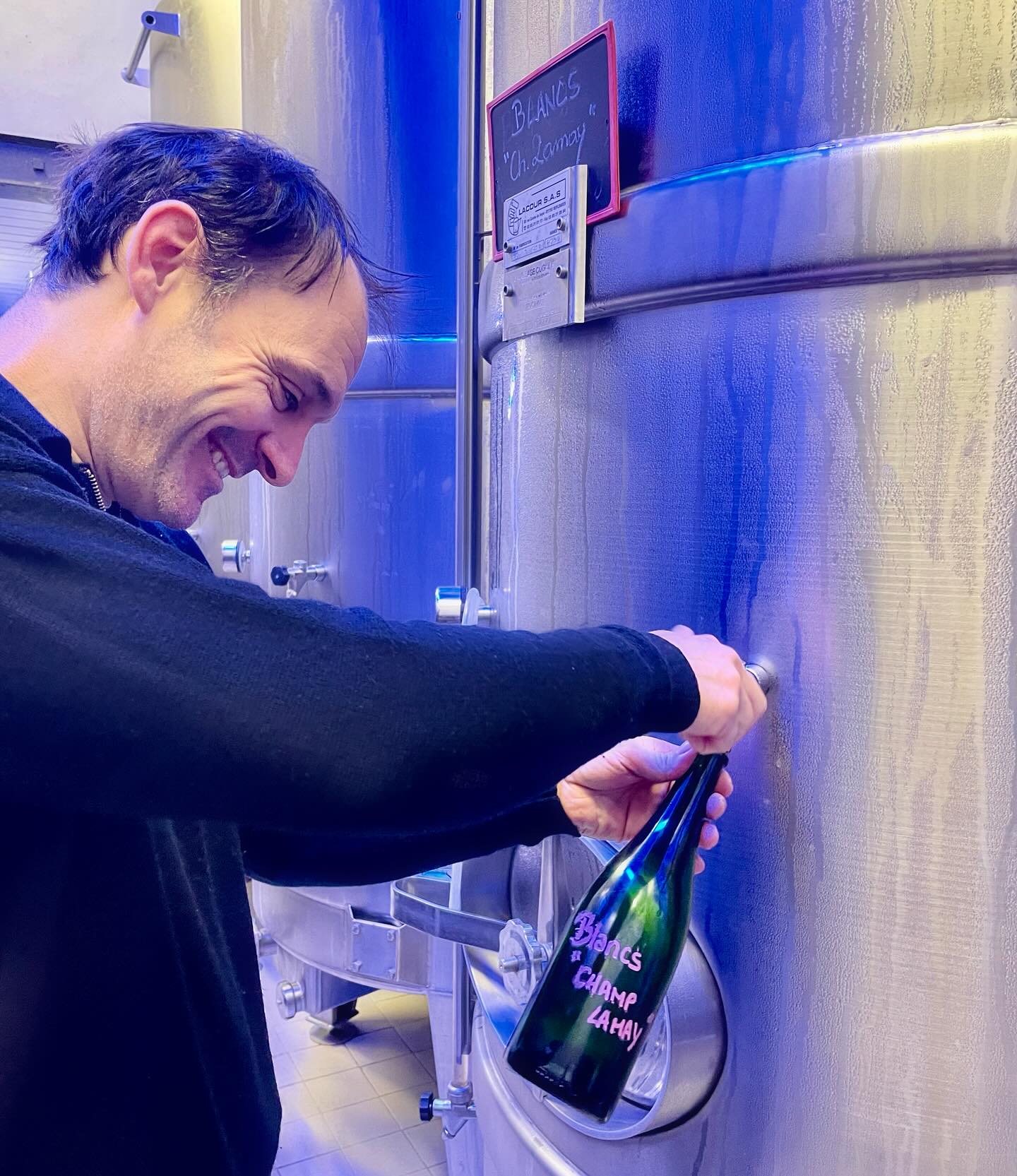 Opération vins clairs 2024 ✨🥂🍾
Découvrir et assembler la complexité du terroir de Mailly-Champagne, la magie du Champagne ✨🍾🥰
#assemblage #vinsclairs #champagnegrandcru #maillychampagne #champagnedevignerons #monoterroir #parcellaire #3cepages