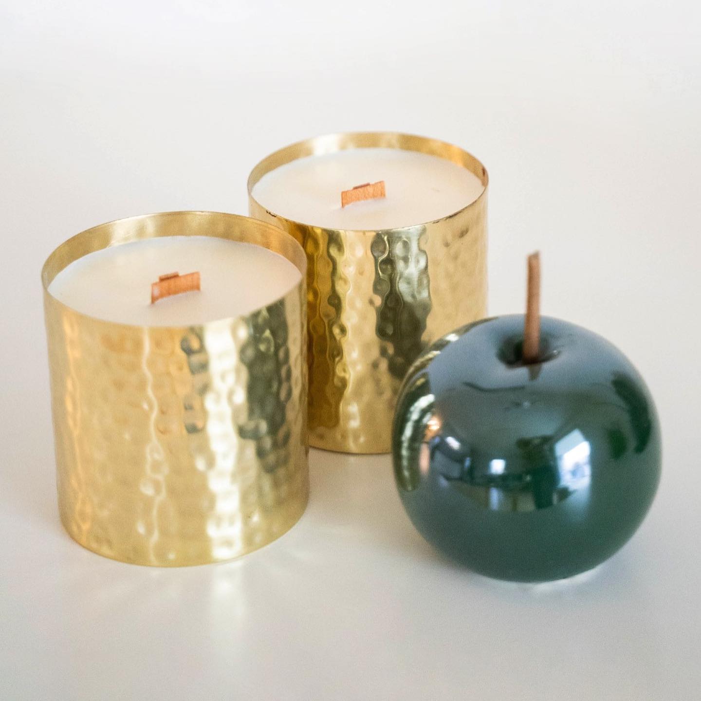 Göttin: Ein Duft der Weiblichkeit und Liebe - Die Botschaft der Selbstliebe
#arnacandlesgottin verkörpert die Essenz des Weiblichen in seiner vollen Blüte. Sie ist Liebe, Zärtlichkeit und Empathie. Auf den ersten Blick mag sie sensibel erscheinen, doch in ihrem Herzen trägt sie die unerschütterliche Kraft der Liebe, die das Fundament für die Schöpfung und den Zusammenhalt der Welt bildet.
Dieser zarte Duft erinnert jede Frau an ihre eigene Einzigartigkeit und Schönheit. Mit blumigen Noten und einem Gefühl von Liebe feiert Göttin die innere Stärke der Frau.
Duftnoten von Magia Göttin
Kopfnote: Preiselbeeren und Orange
Herznote: Zimt, Jasmin, Lilie
Basisnote: Sandale, Zedernholz, Moos, Vanille, Zuckerb die dem Duft eine anhaltende und sinnliche Ausstrahlung verleihen.
#arnacandles #kerzenmanufaktur #bodensee_de