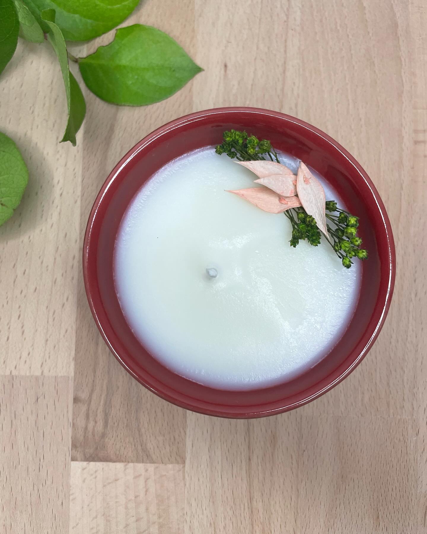 🌸🌸VENDUE 🌸🌸 Bougie ramequin rouge florale parfum Fleur de coton 🌸
Fragrance légère et douce qui évoque la fraîcheur et la pureté. Elle peut évoquer des souvenirs de linge frais qui vient d’être lavé.
Bougie de 110g coulée - en modèle unique.
Disponible en click&collect à Parempuyre, en colissimo ou point relais dans toute la France 🇫🇷
#bougie #ramequin #reuse #reutilisable #fleurdecoton #parfum #linge #fleur #bougieflorale #modeleunique