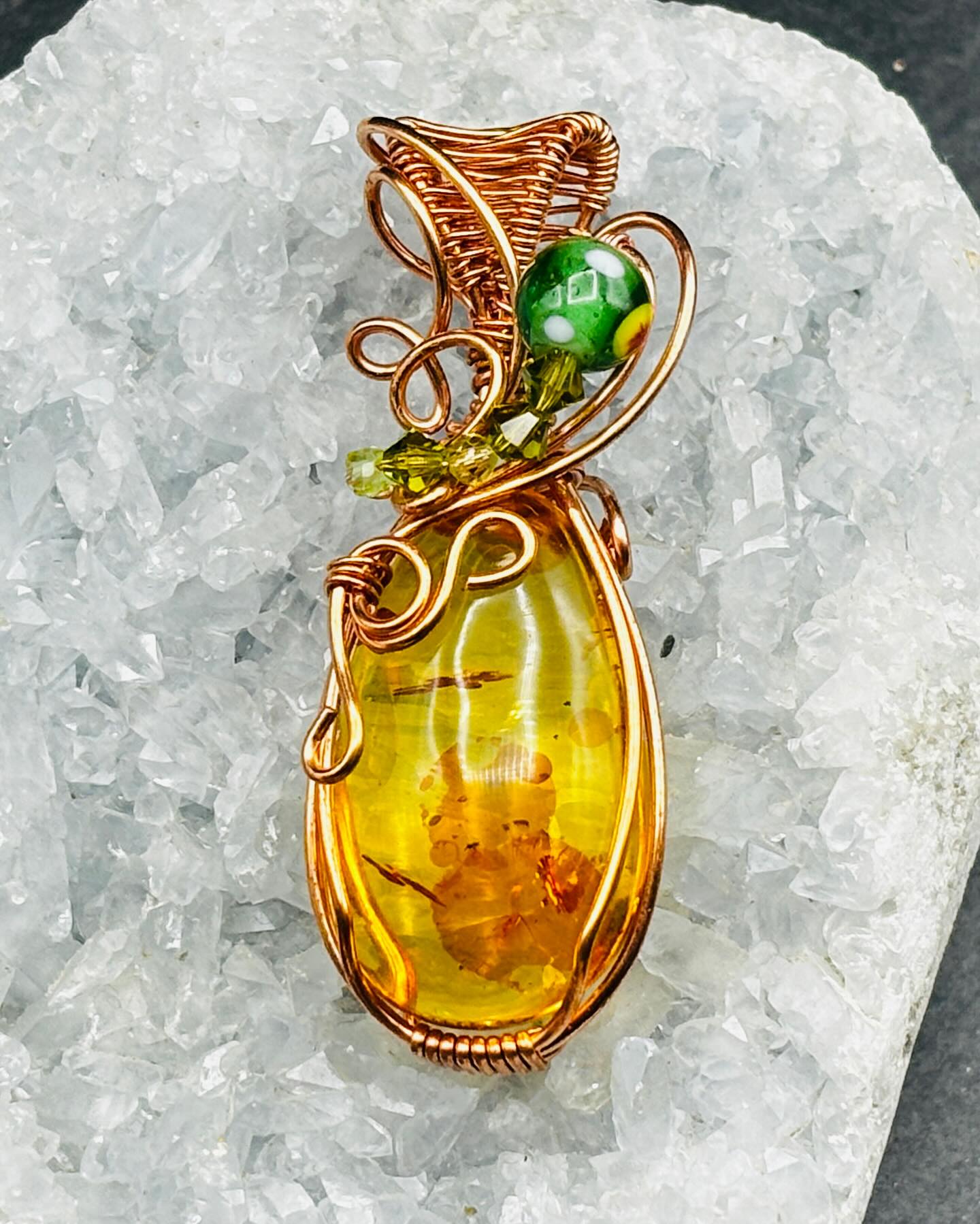 Amber wire work with Swarovski crystal and glass bead! https://www.sakura-rocks.com/product-page/%E8%8A%B1%E7%8F%80