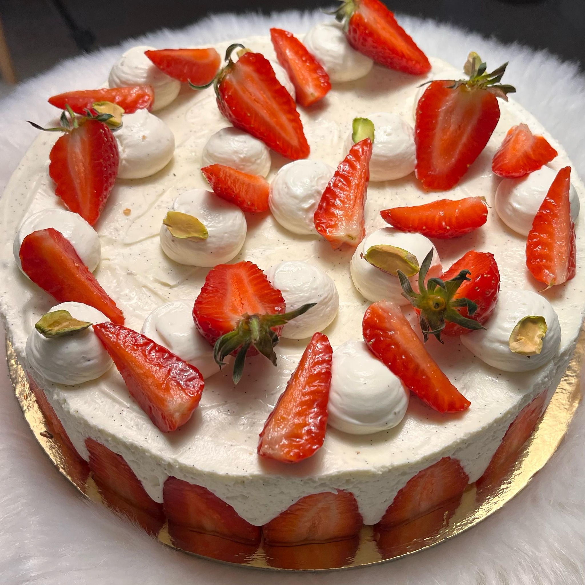 Strawberry 🍓 season…how can you miss it? Family or individual size
There’s something for everyone this weekend ☺️ #fraisier #strawberry #cake
