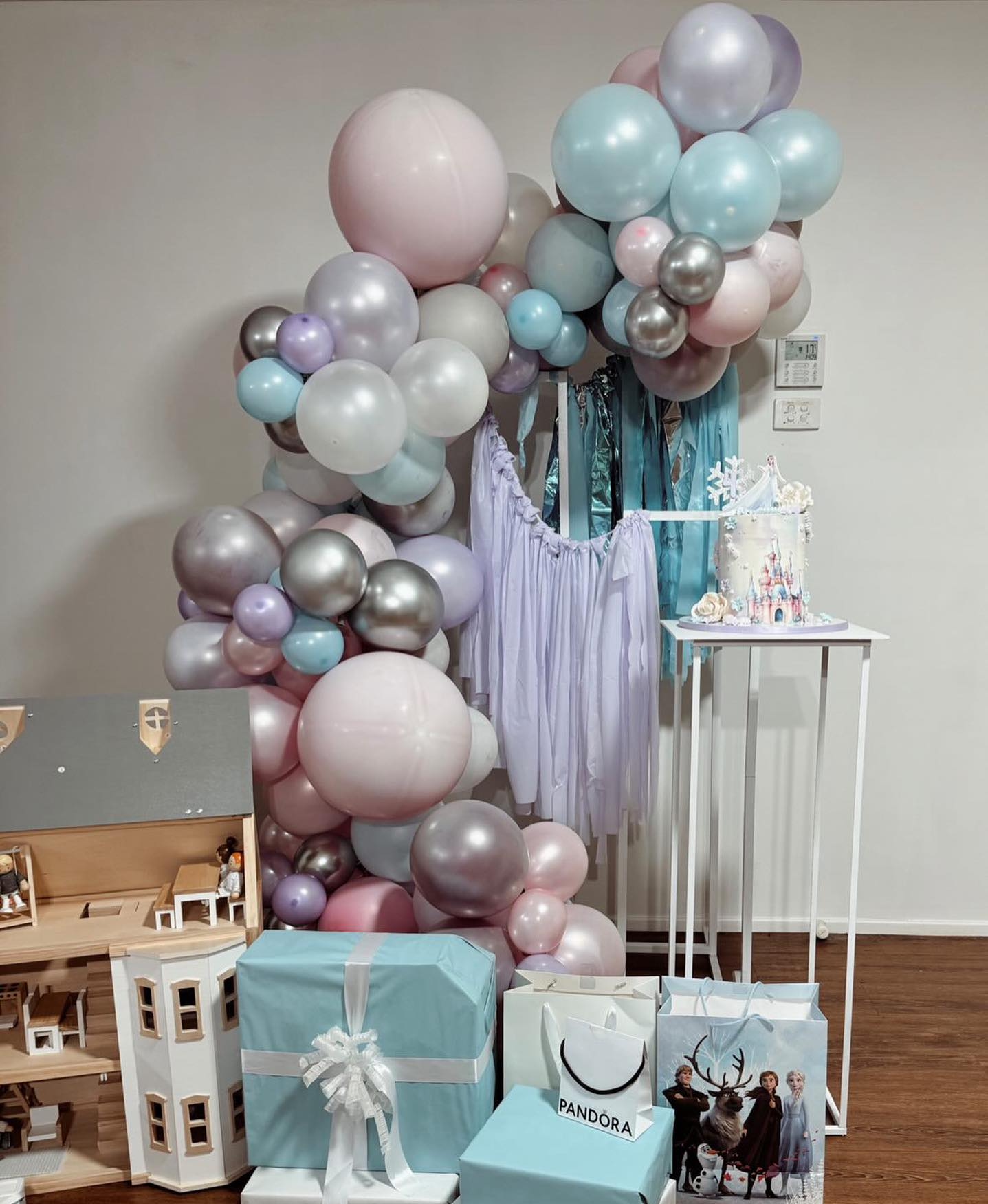 Soft and dreamy frozen theme #frozentheme #frozenthemeparty #4thbirthday #centralcoastballoons #centralcoastparties #centralcoastnsw #centralcoastnswmums #balloongarland #balloons #centralcoastbusiness #balloonarch #balloonstylist