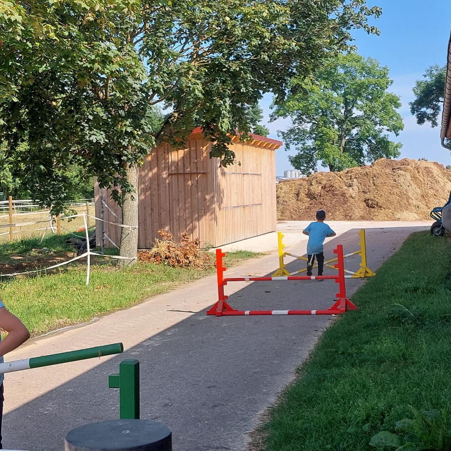 Ferienprogramm der Stadt Oettingen @oettingen.in.bayern
Wir waren natürlich dabei 👍🏻
@annabellesimacher @bee.laura
Die Kinder konnten unsere Pferde kennen lernen, durften aber auch sonst einiges erleben.
#ferienprogramm #ferienprogrammfürkinder #ferien #jugendwartin #jugendwart #ponylove #schulpferde #lehrpferde