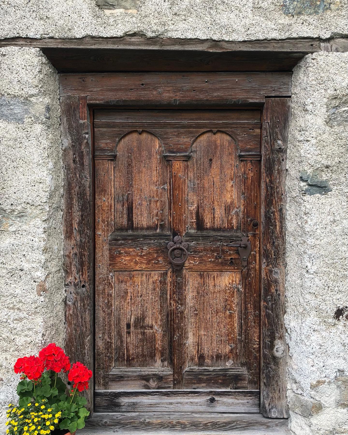 möchten Sie wissen, was welche Überraschungen sich hinter dieser Türe befinden? Besuchen Sie das Klosterser Heimatmuseum. Heute sind das Nutlihüschi, die Schröder Schmitte und die Rohrmühle von 15.00 bis 17.00 Uhr geöffnet#nutlihüschi#schröderschmitte#rohrmühle#heimatliebe#alteshandwerk#walserkultur#klosters#gprättigau#graubuenden