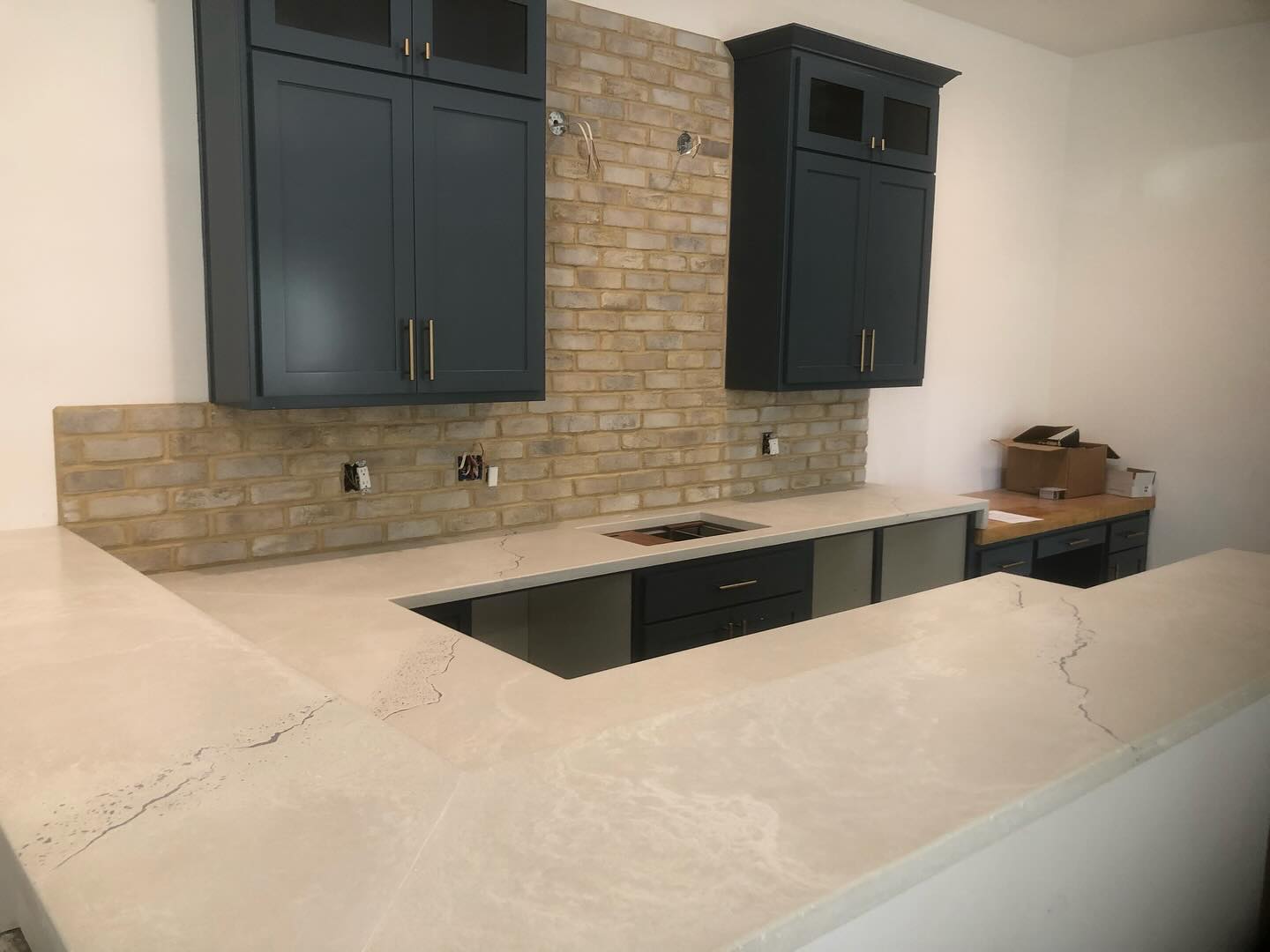 Nice little pool house kitchen #concretecountertops #chico #handmade #bergstromconcretedesigns #dustycrete #kodiakpro #poolhouse #poolhousedesign