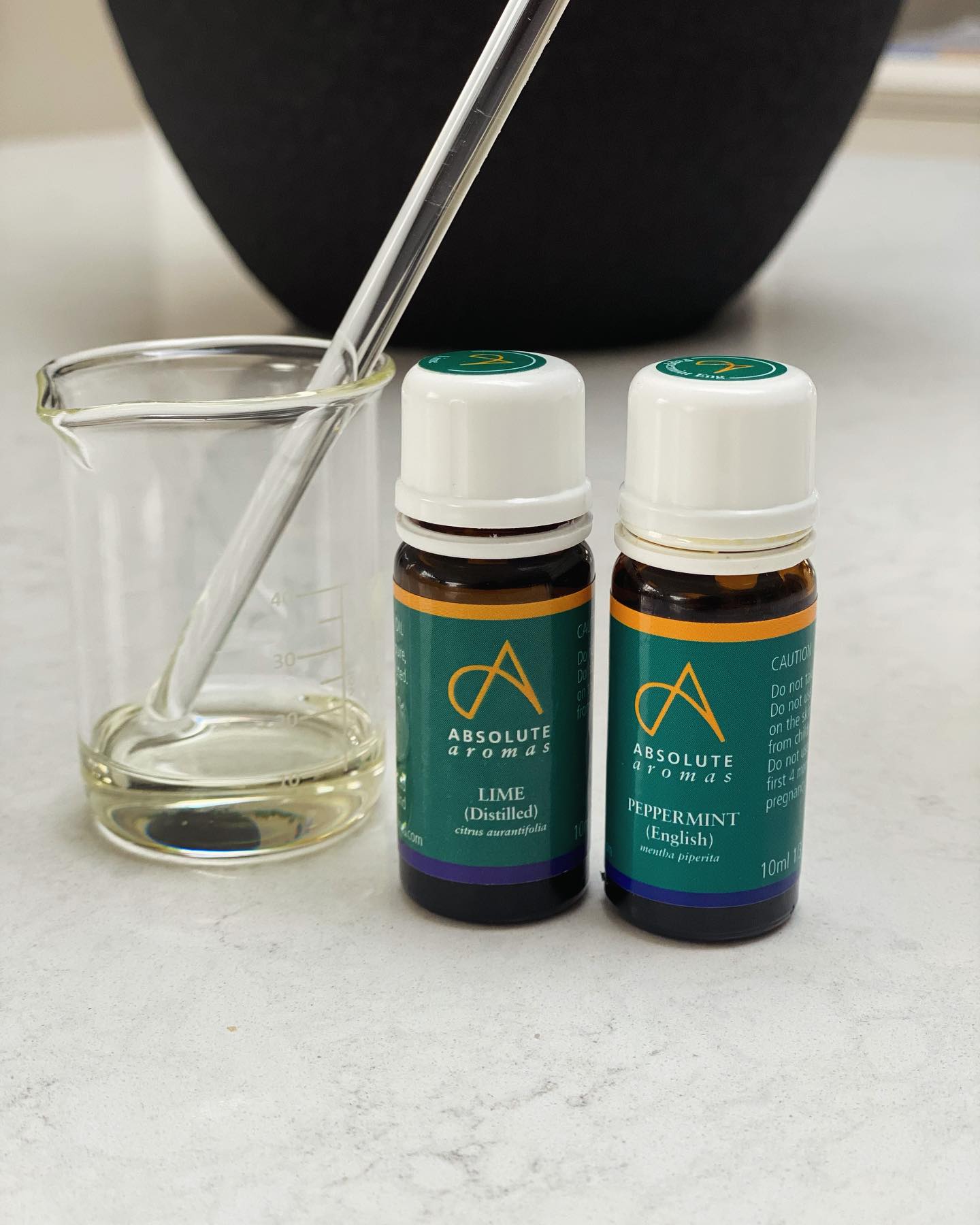 Blending a gorgeous oil for a new client suffering with pregnancy nausea. A chosen combination of citrus and peppermint can be really effective at helping mild to moderate nausea and vomiting in those early days! šš #complementarytherapies #privatemidwife #pregnancysickness @absolutearomas
