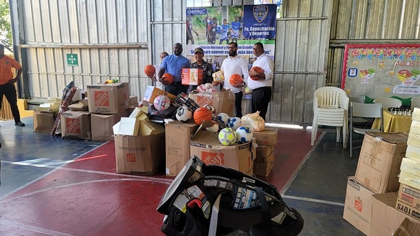 🇺🇸 The Guiribitey Family Foundation was present in the vulnerable neighborhoods of the National District, distributing sports and school supplies to those in need.
🇪🇸
La Fundación Guiribitey dijo presente en los barrios vulnerables del Distrito Nacional repartiendo útiles deportivos y escolares a los más necesitados. https://noticiassin.com/policia-y-fundacion-guiribitey-entregan-utiles-en-barrios-vulnerables-del-dn-1708842/