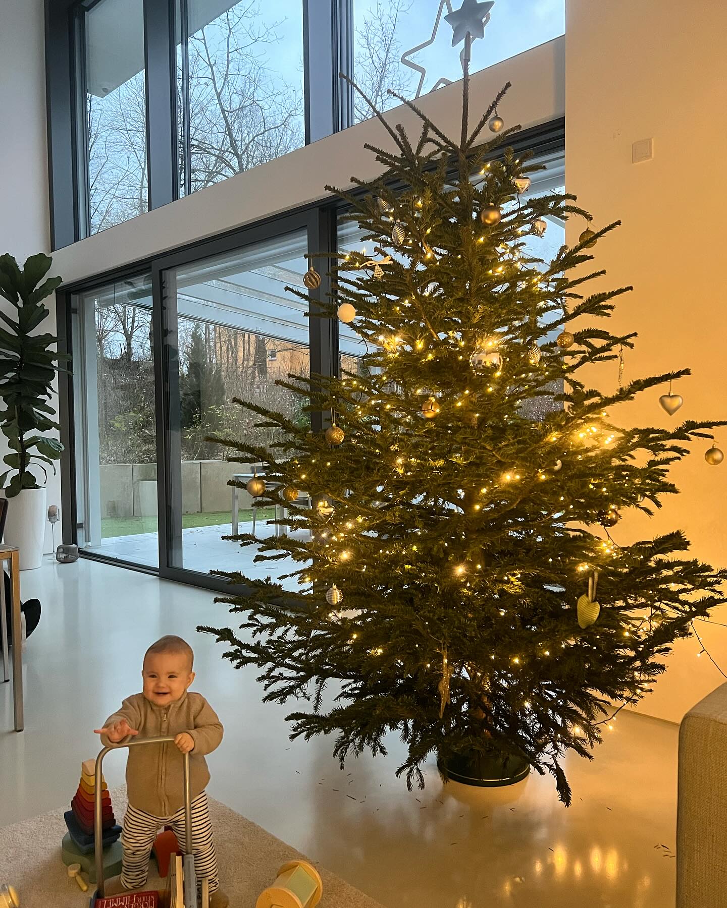 🎄 Wir wünschen unseren Patientinnen und Patienten eine fröhliche und besinnliche Weihnachtszeit und freuen uns auf ein neues Jahr mit vielen schönen Momenten. 🎄🍀☀️
Ihre Hautarztpraxis Schwabach Dr. Englert und KollegInnen
#hautärztin #schwabach #liebe #freude #glück #dankbar